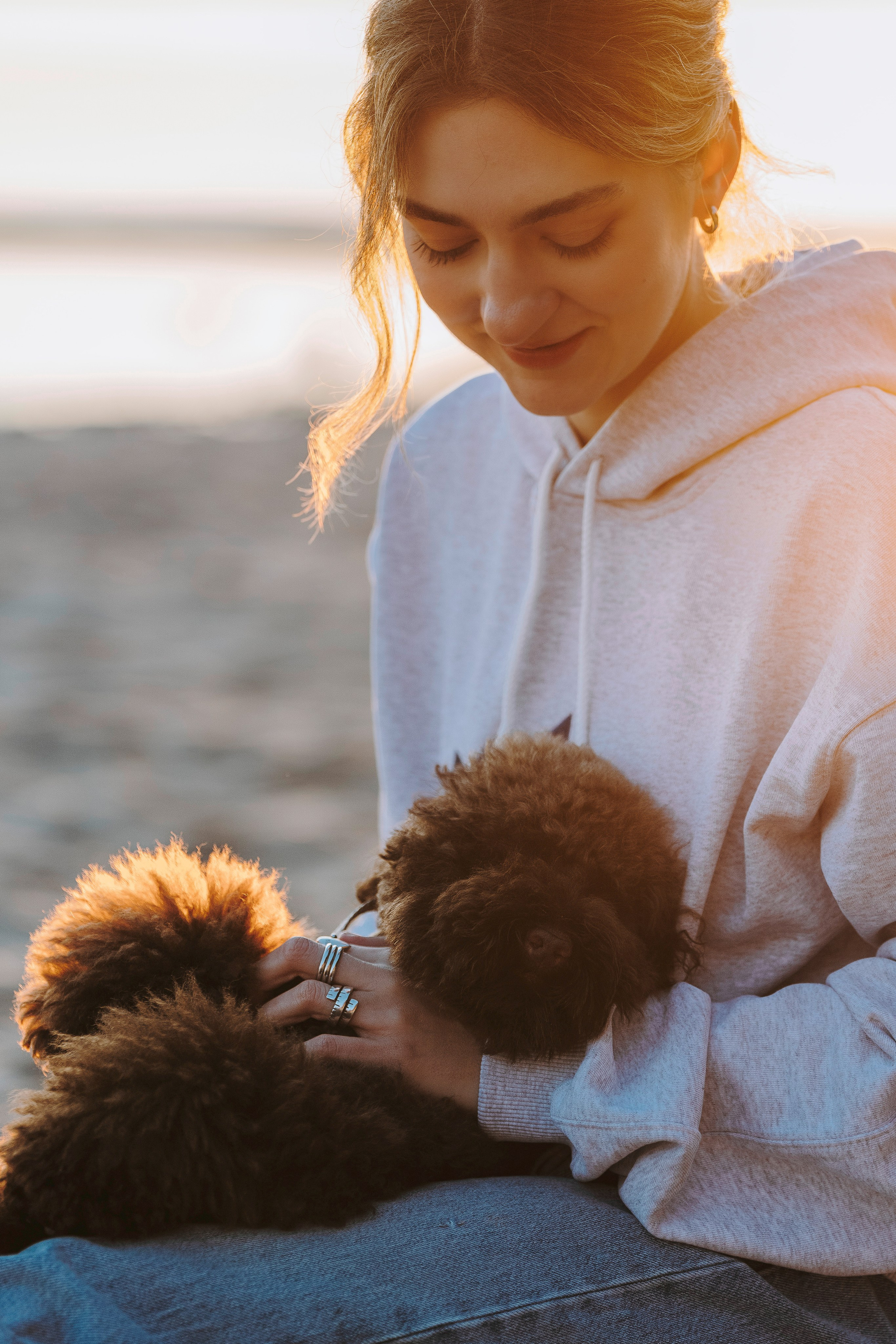 Фотосессия девушки с пуделем на пляже на закате. Фотограф анималист в Спб недорого Олеся Майорова