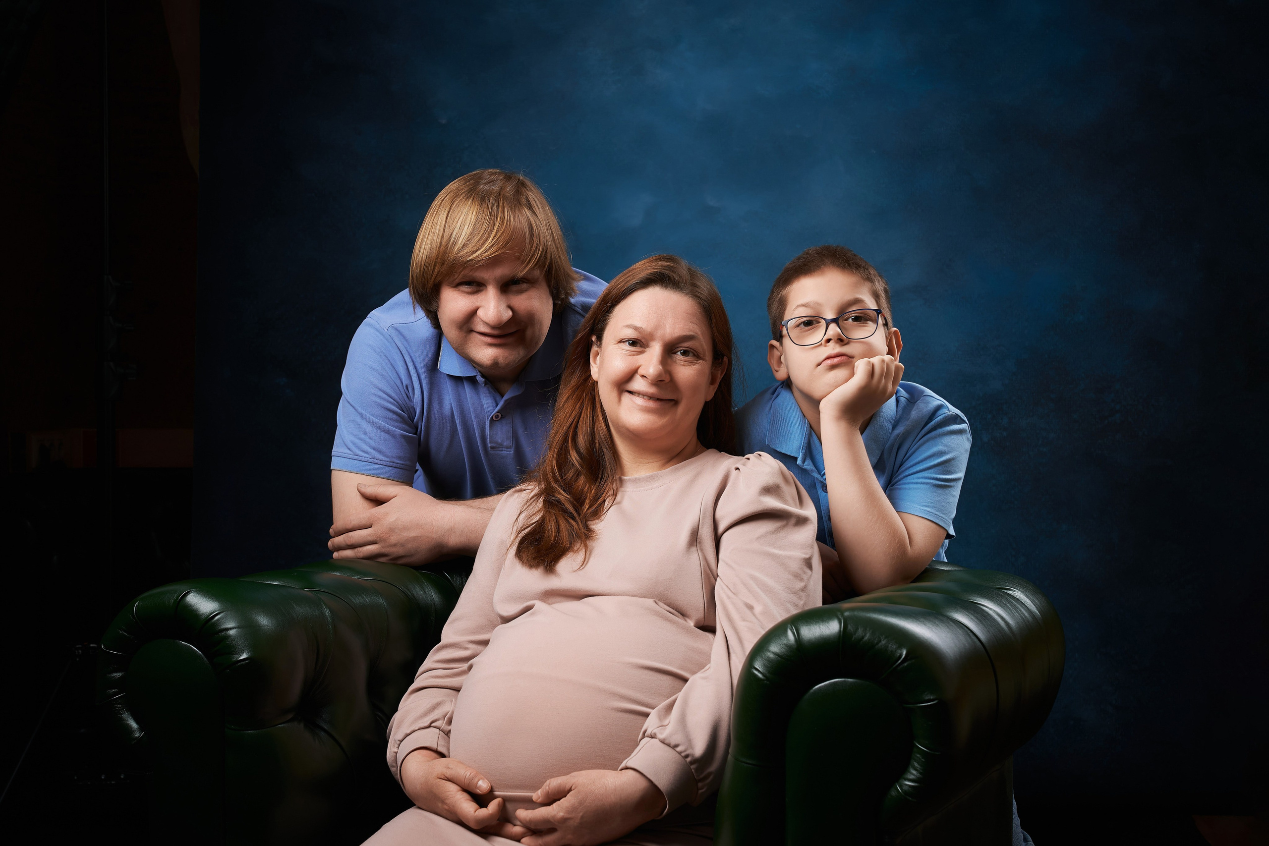 мама в интересном положении с мужем и сыном во время фотосессии беременности у семейного фотографа