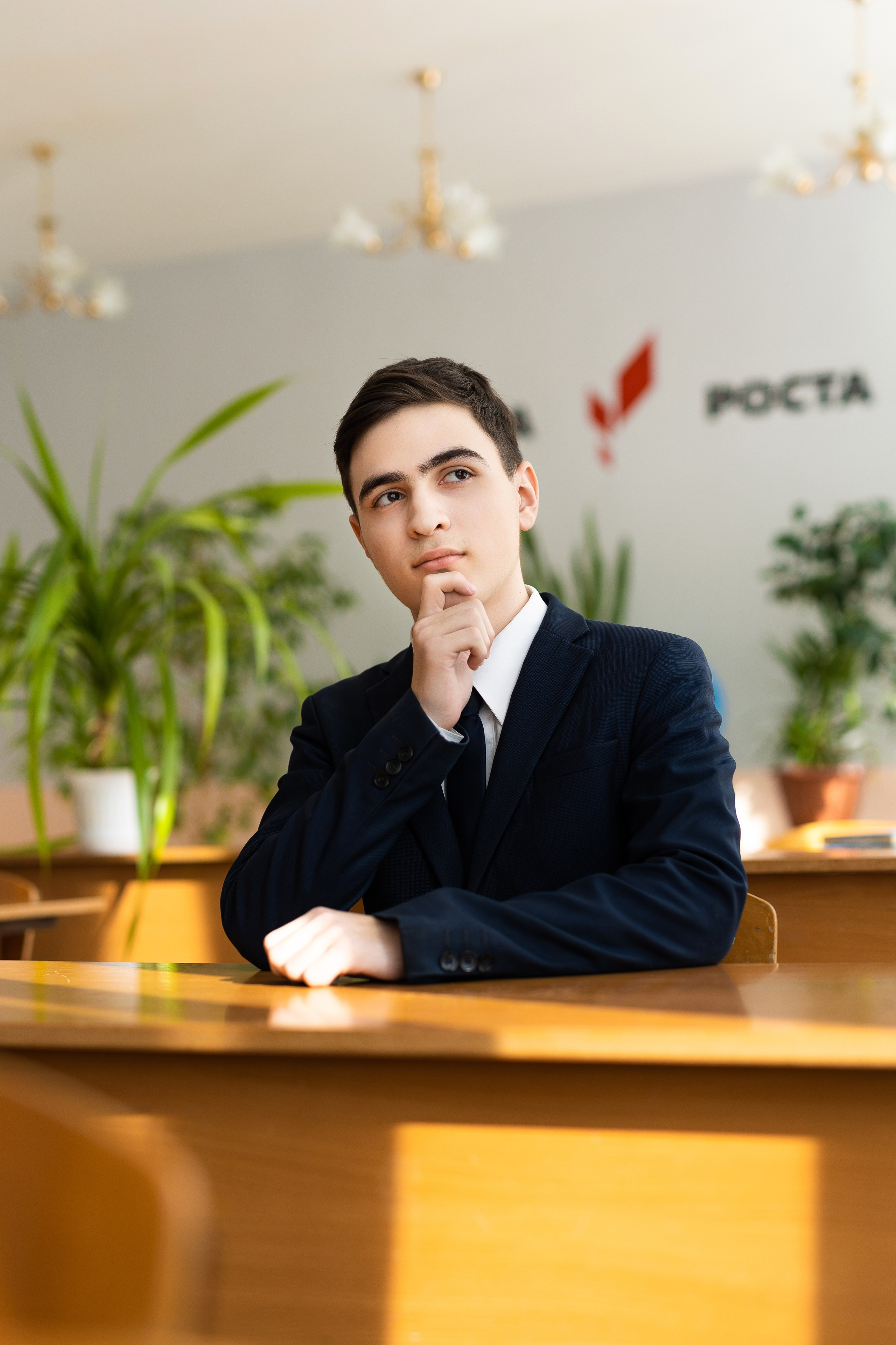 Портреты с естественным светом в интерьере школьного кабинета. Выпускные альбомы и фотокниги в Уфе и РБ