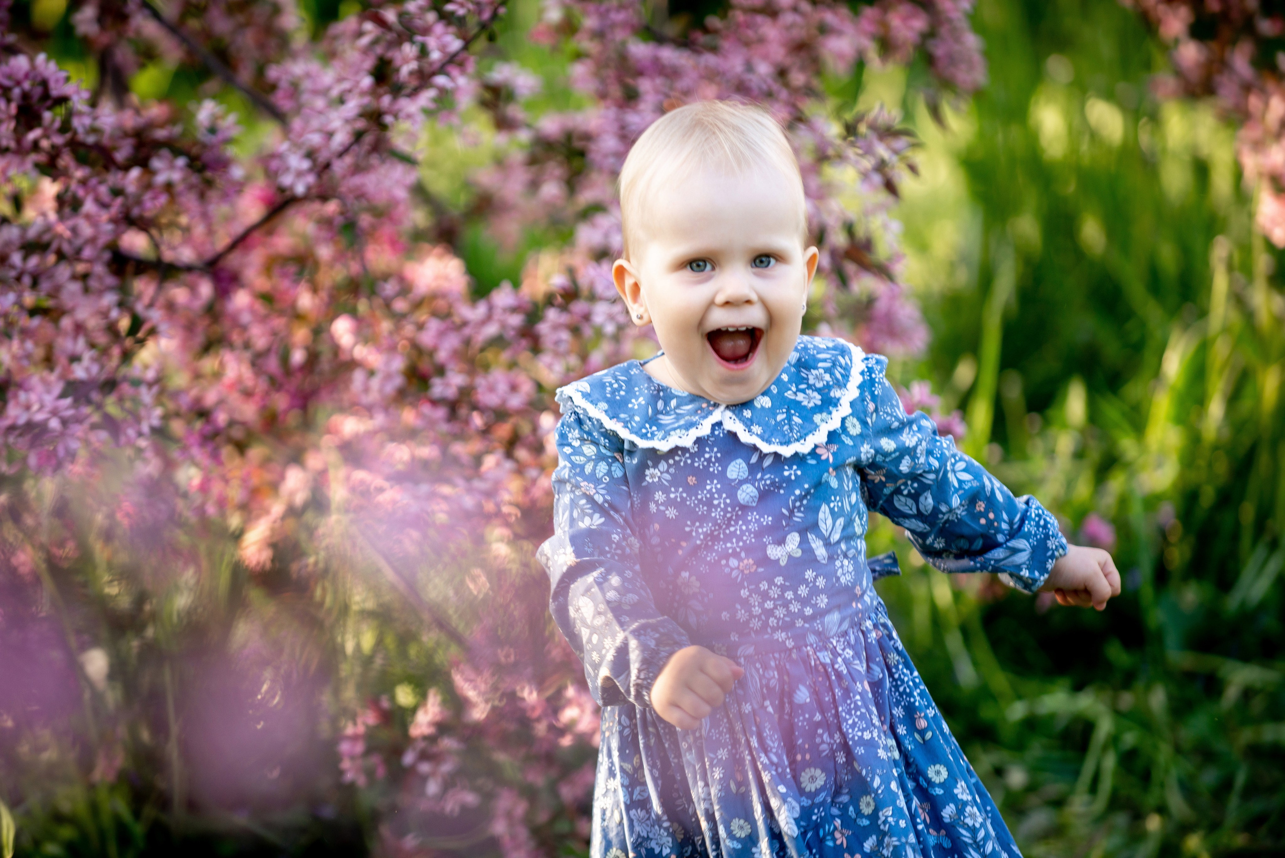 Ника и родители в розовых яблонях. Портретный, семейный и свадебный фотограф в Санкт-Петербурге и в Пушкине Ширяев Денис