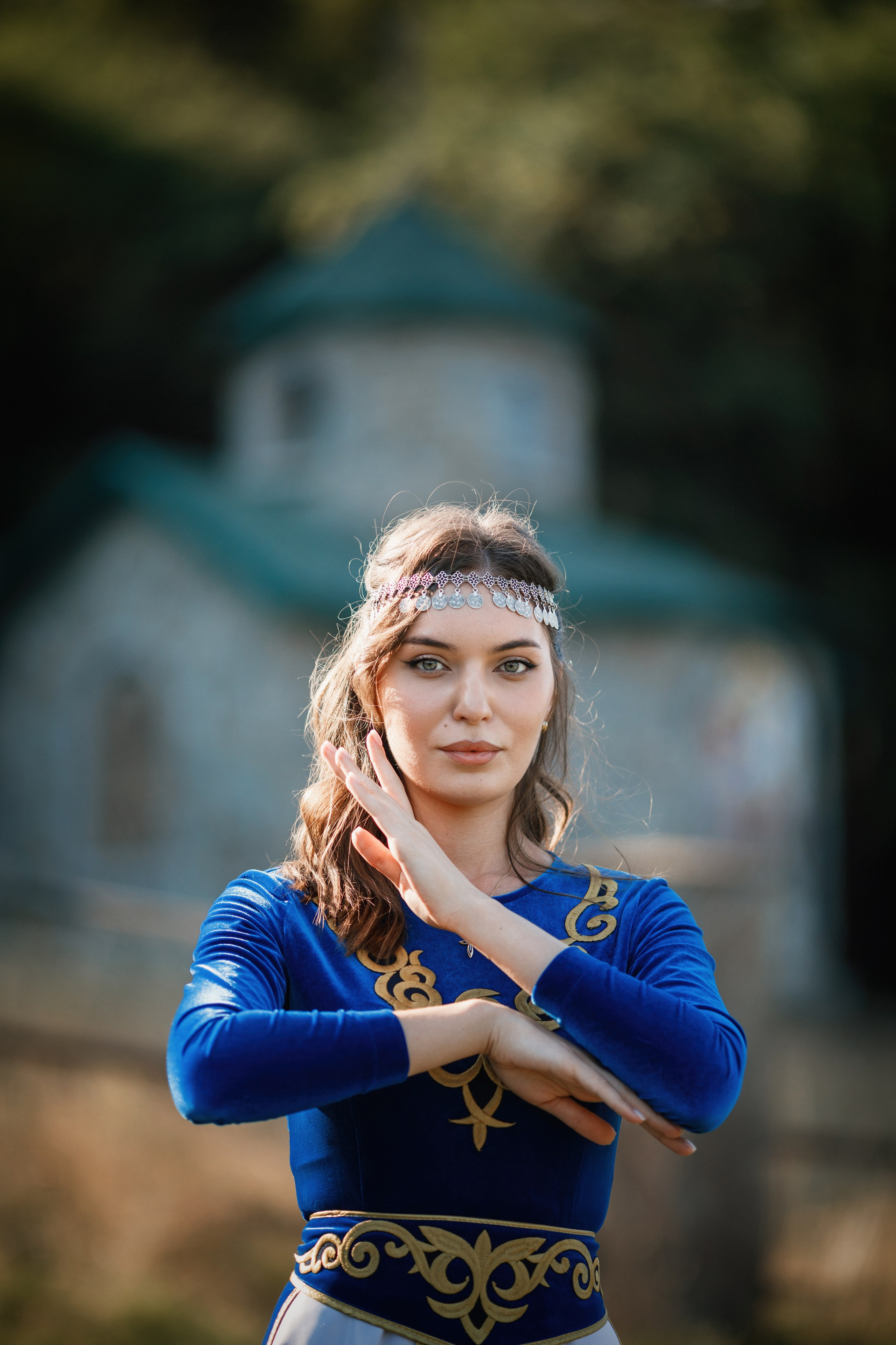 Индивидуальная фотосессия в горах, в армянском национальном платье. Фотограф во Владикавказе Юрий Геворгизов