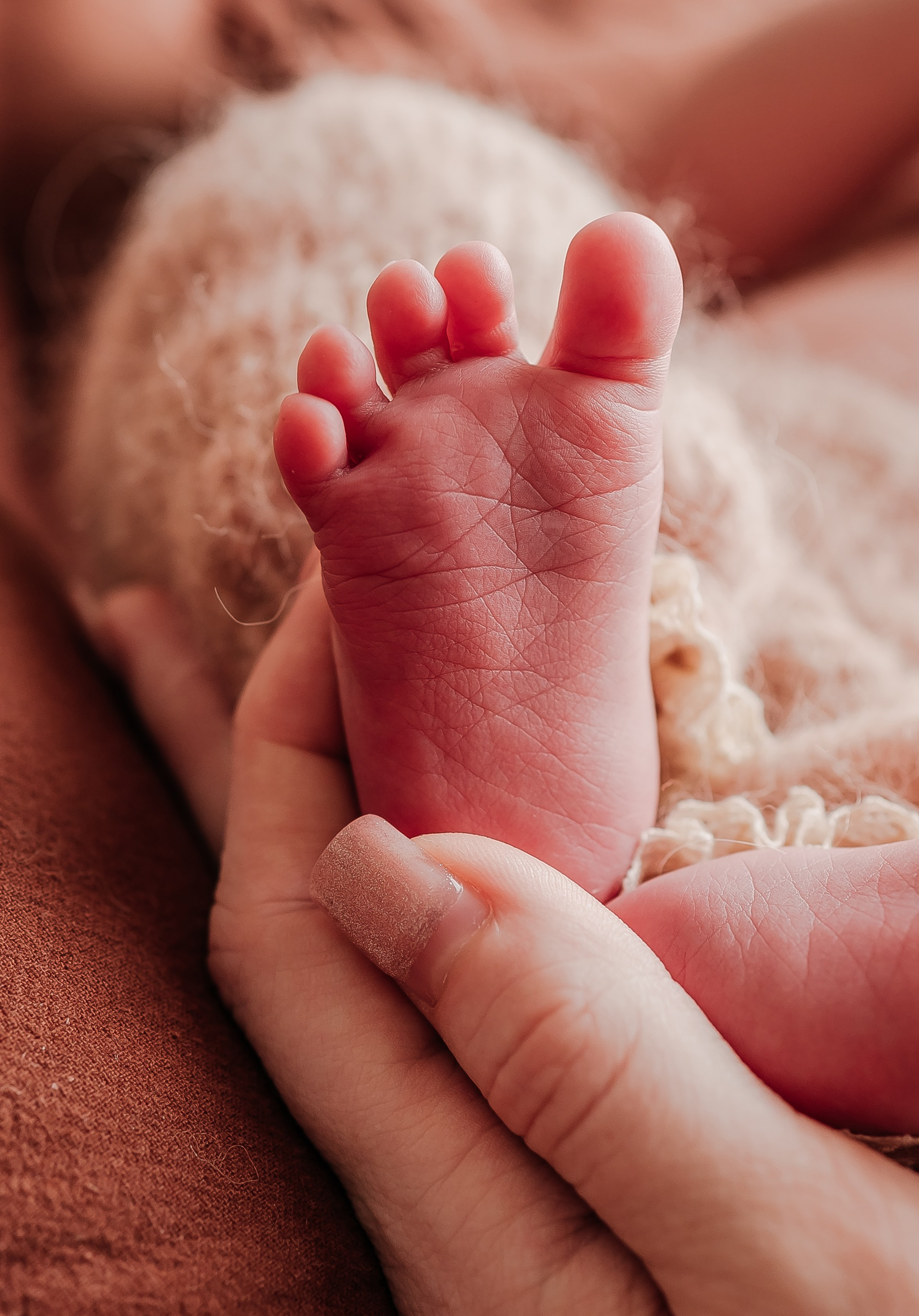 Маленькая ножка в маминой руке
