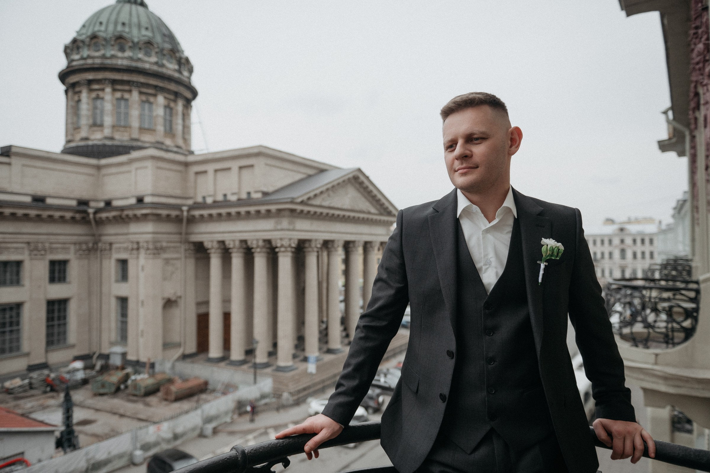 сборы невесты и жениха в апартаментах с видом на Казанский собор