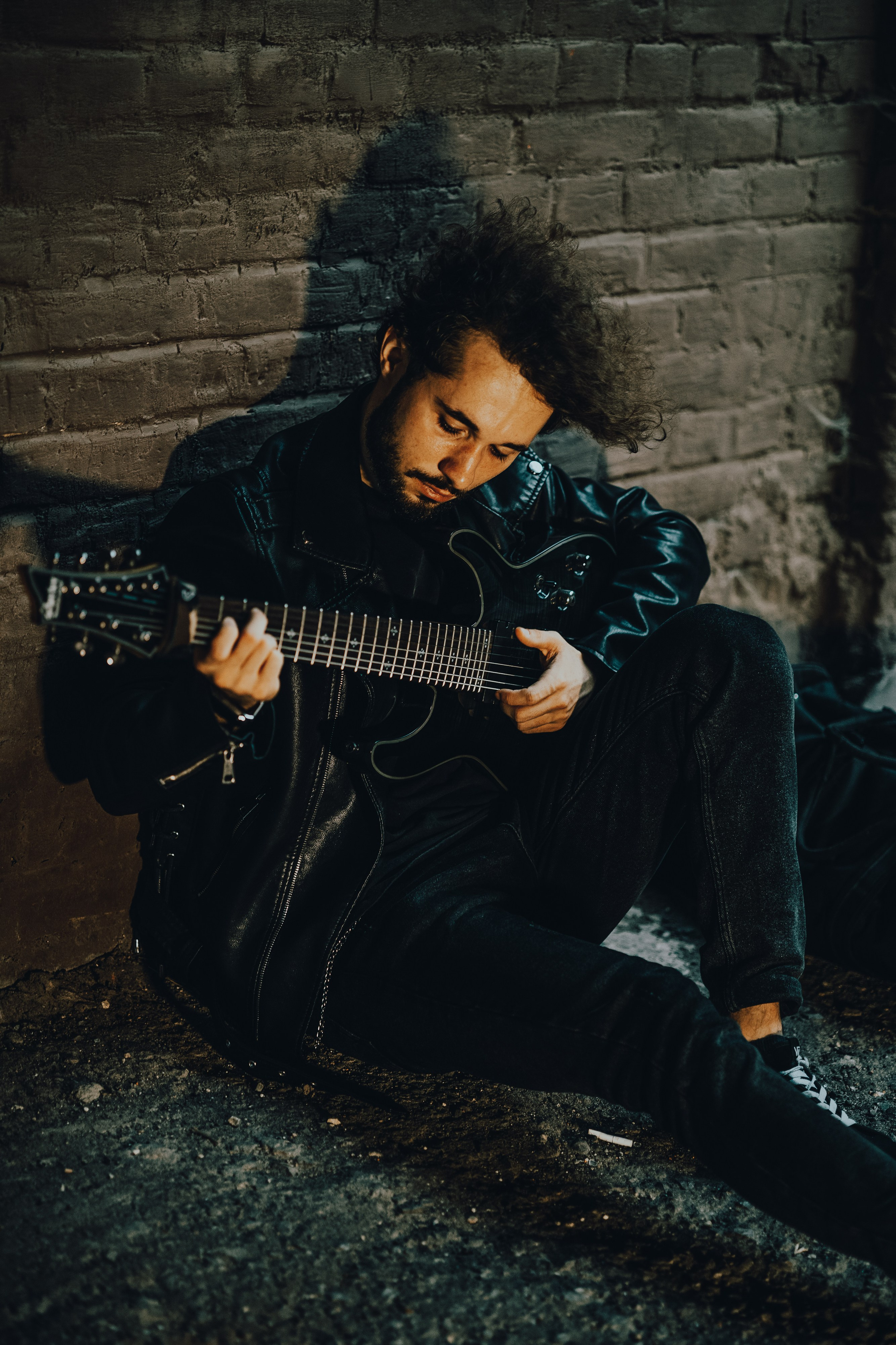 Брутальный парень на фотографиях