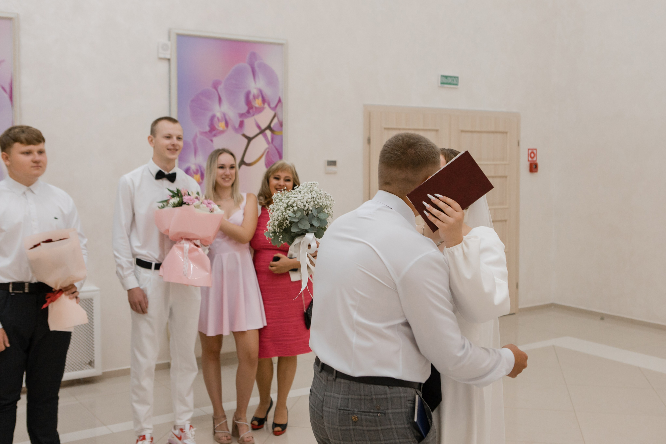 Отдел ЗАГС Администрации Московского района. Видеосъемка и фотосъемка свадеб. Фотограф и оператор на свадьбу. Видеосъемка подкастов, собственная видео-фотостудии. Предметная фотосъемка