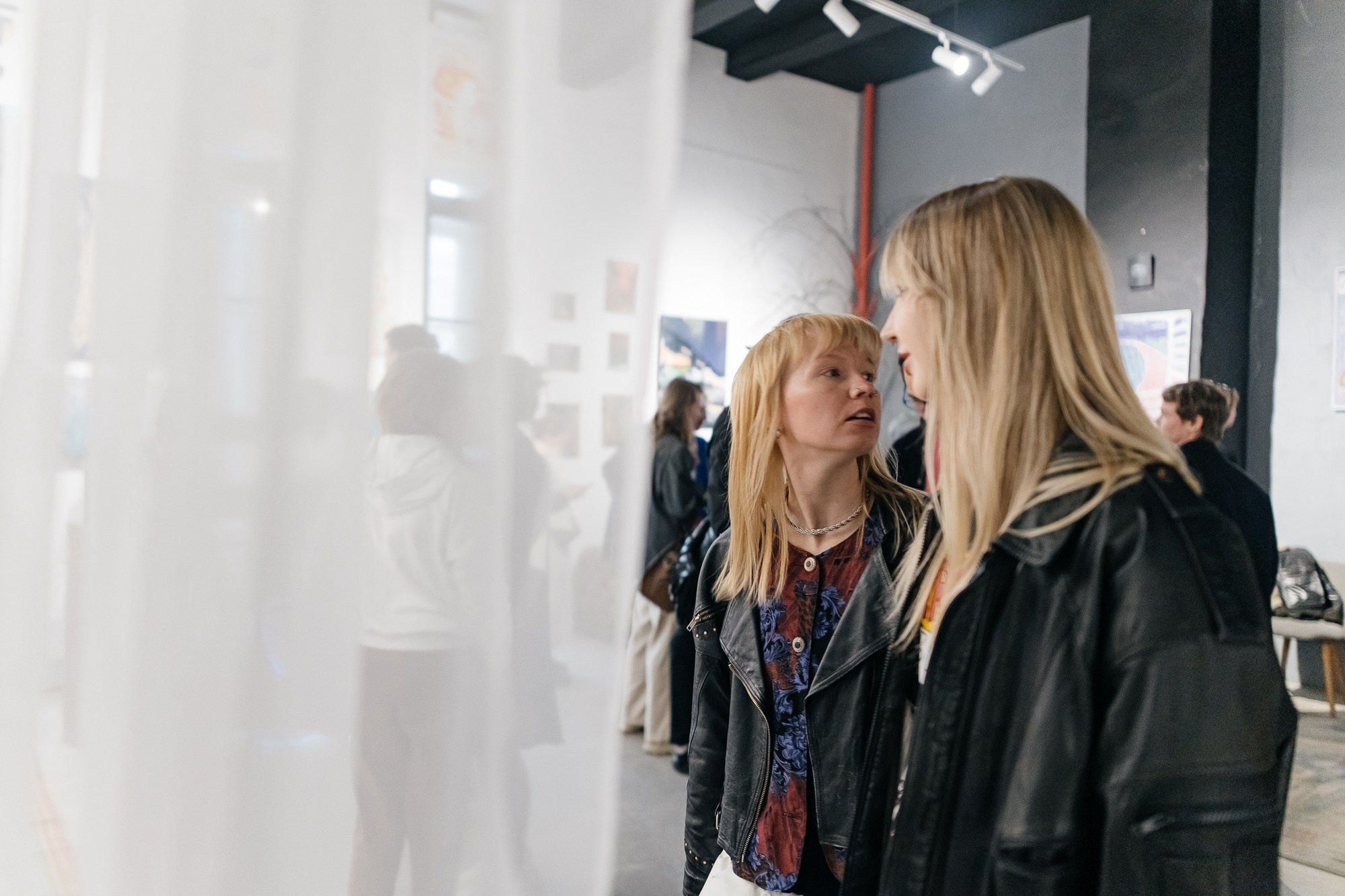 IZZI ROOM | Открытие выставки | май 2025. Репортажный фотограф в Санкт-Петербурге СПБ Алиса Ческидова на ваше мероприятие