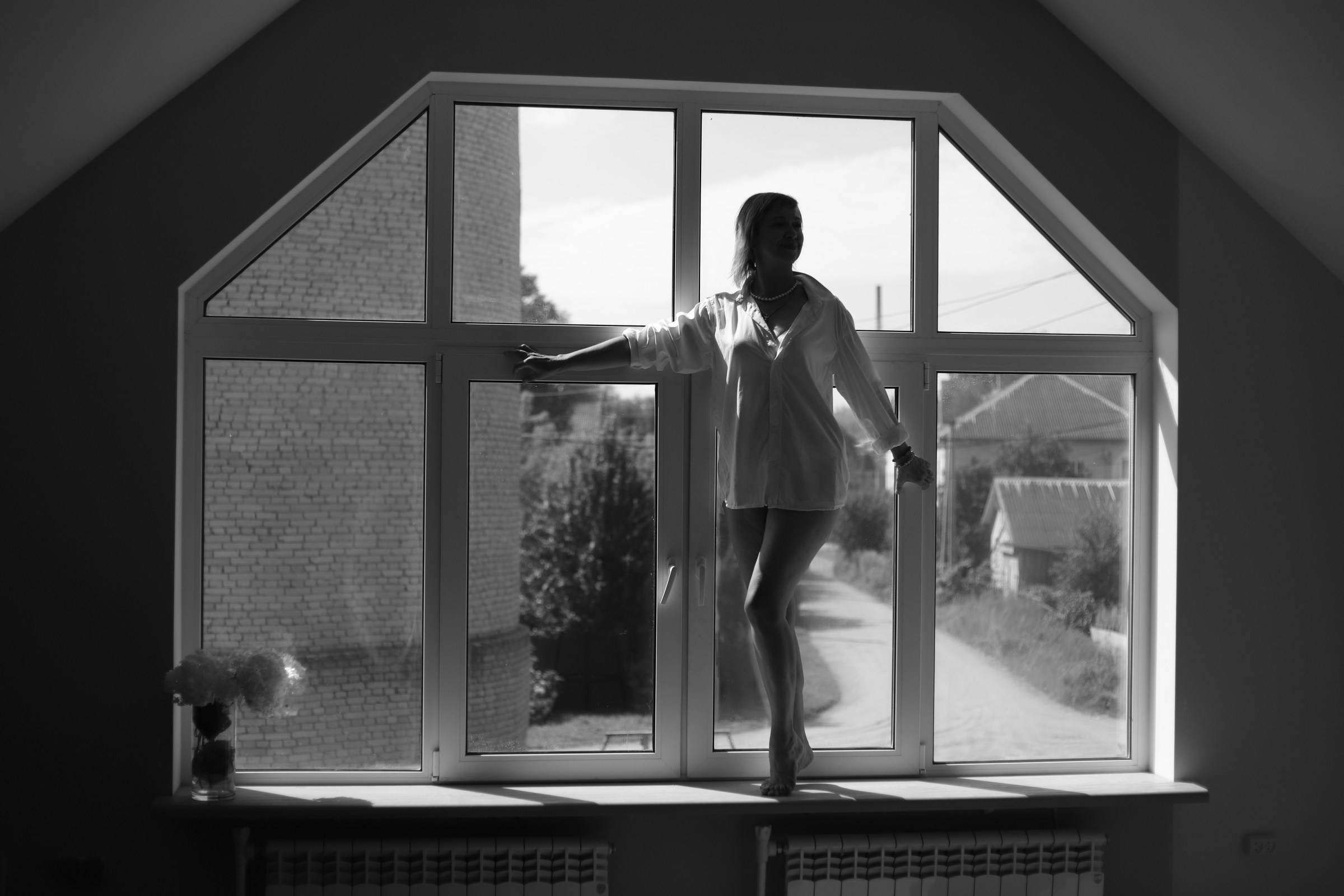  силуэтная фотосессия  на фоне окна