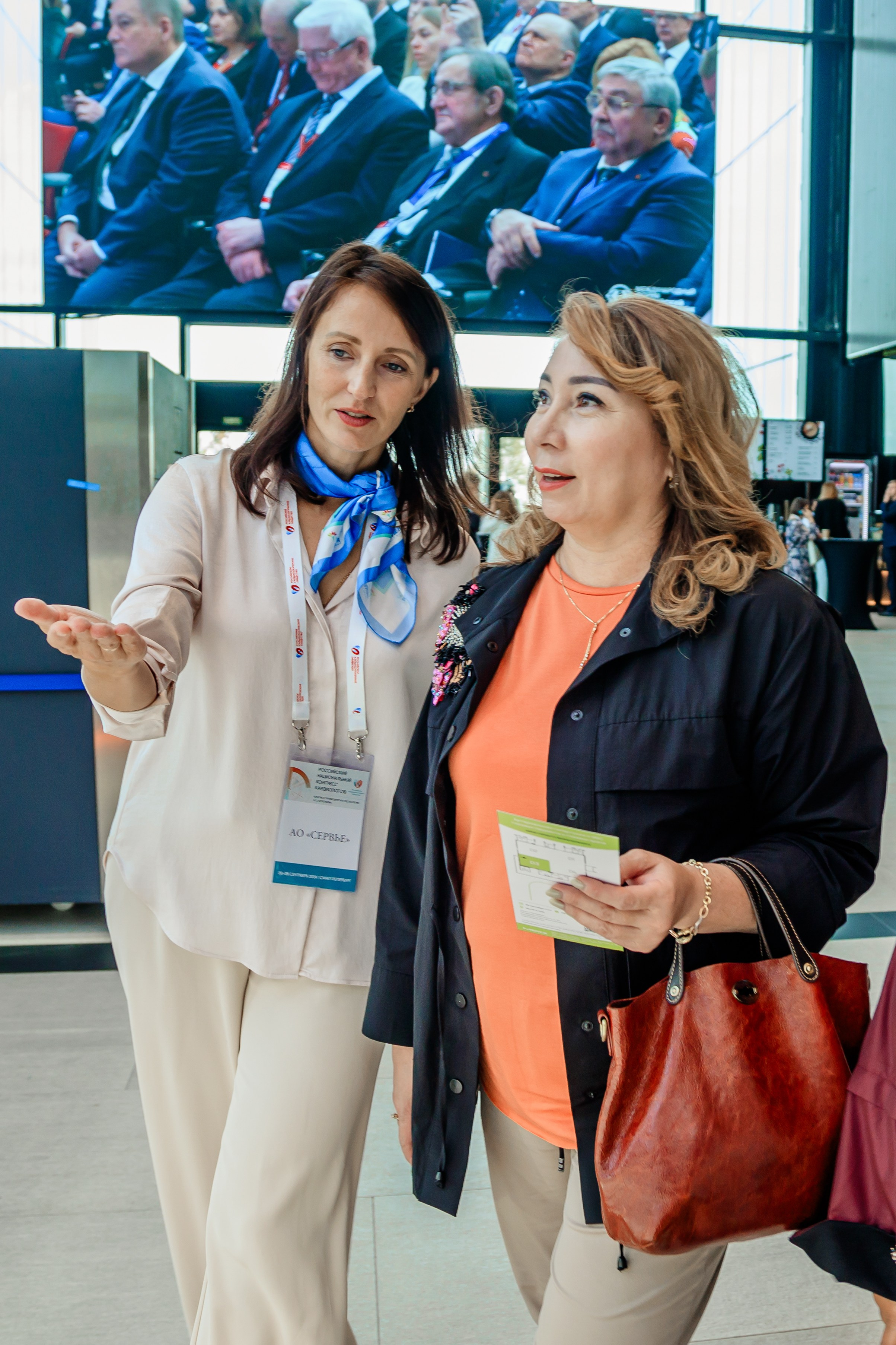 Две женщины беседуют на выставке 