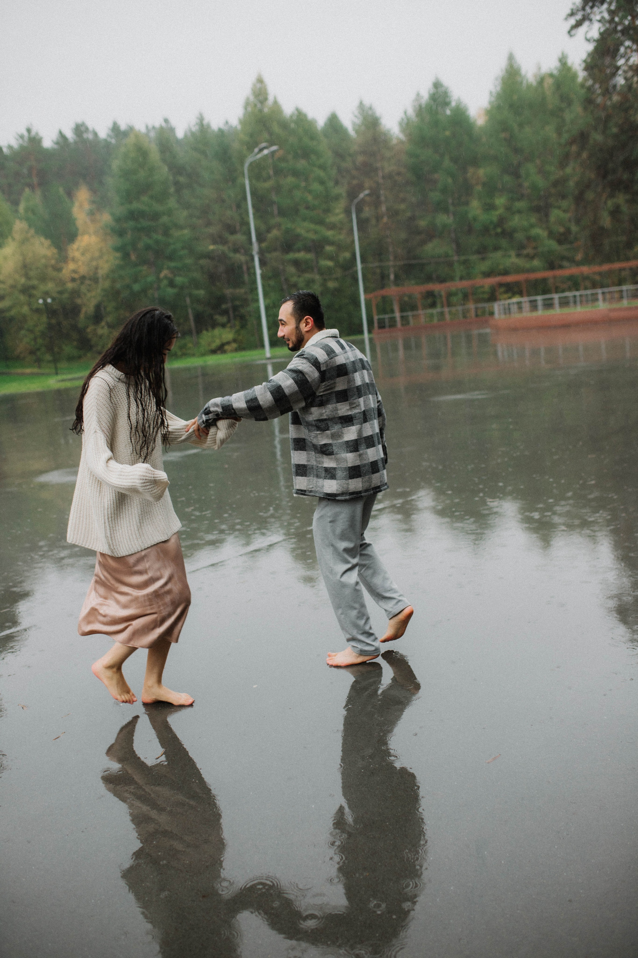 Бегать по сентябрьским лужам вдвоём. Свадебный фотограф Новосибирск