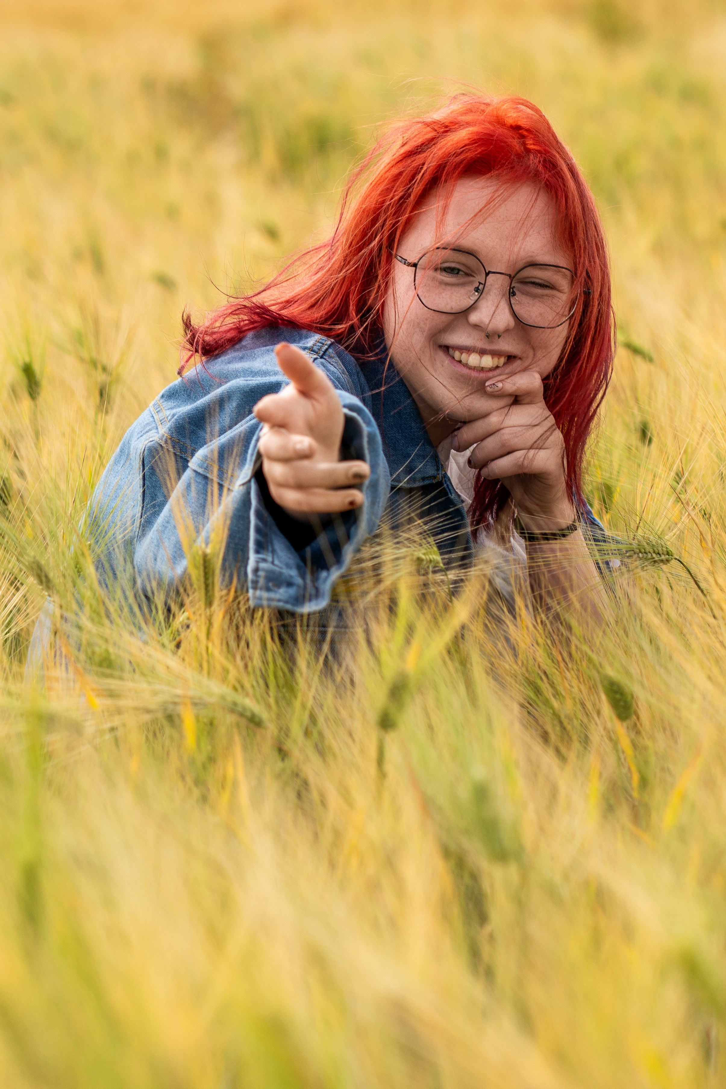 девушка, смеется, поле, пшеница, очки, колоски