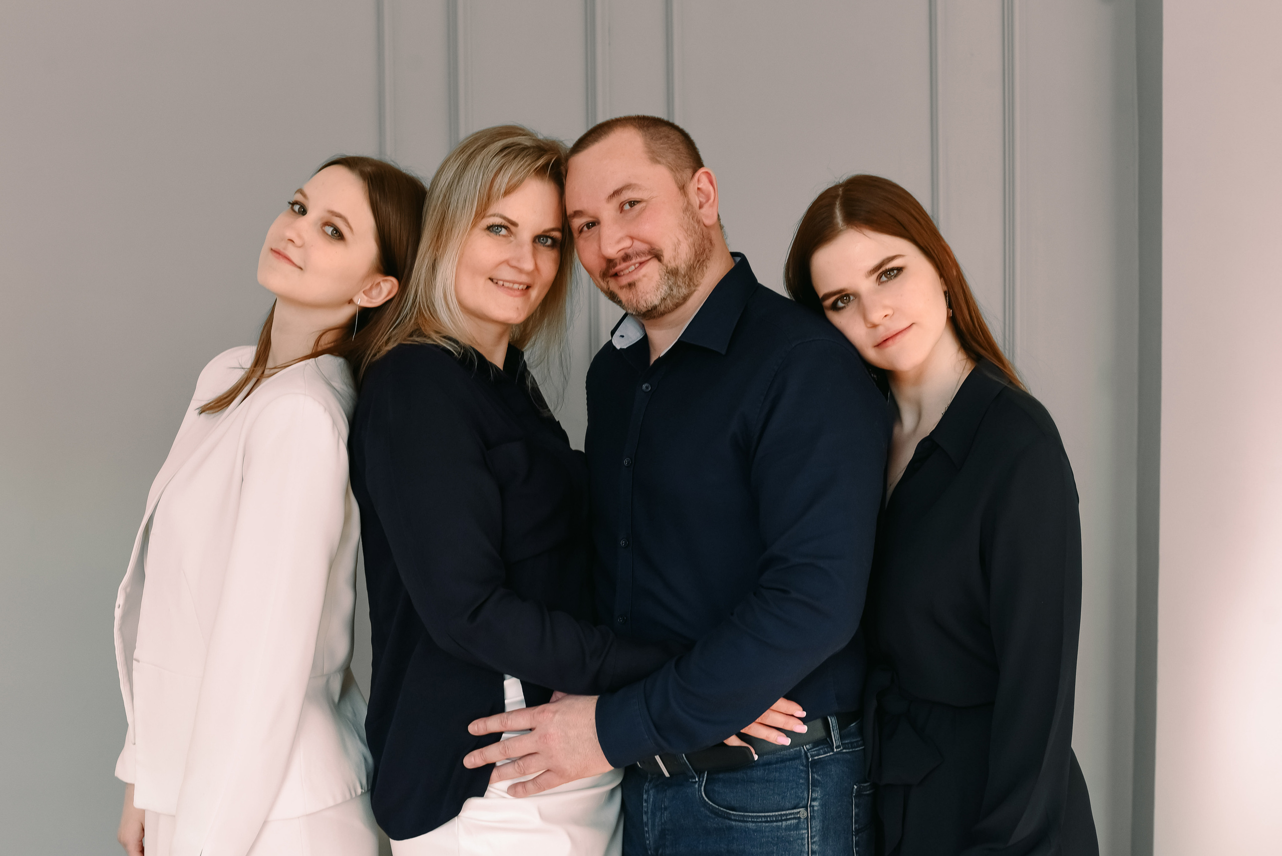 Фотосессия большой семьи в студии. Фотограф Юлия Кондратьева