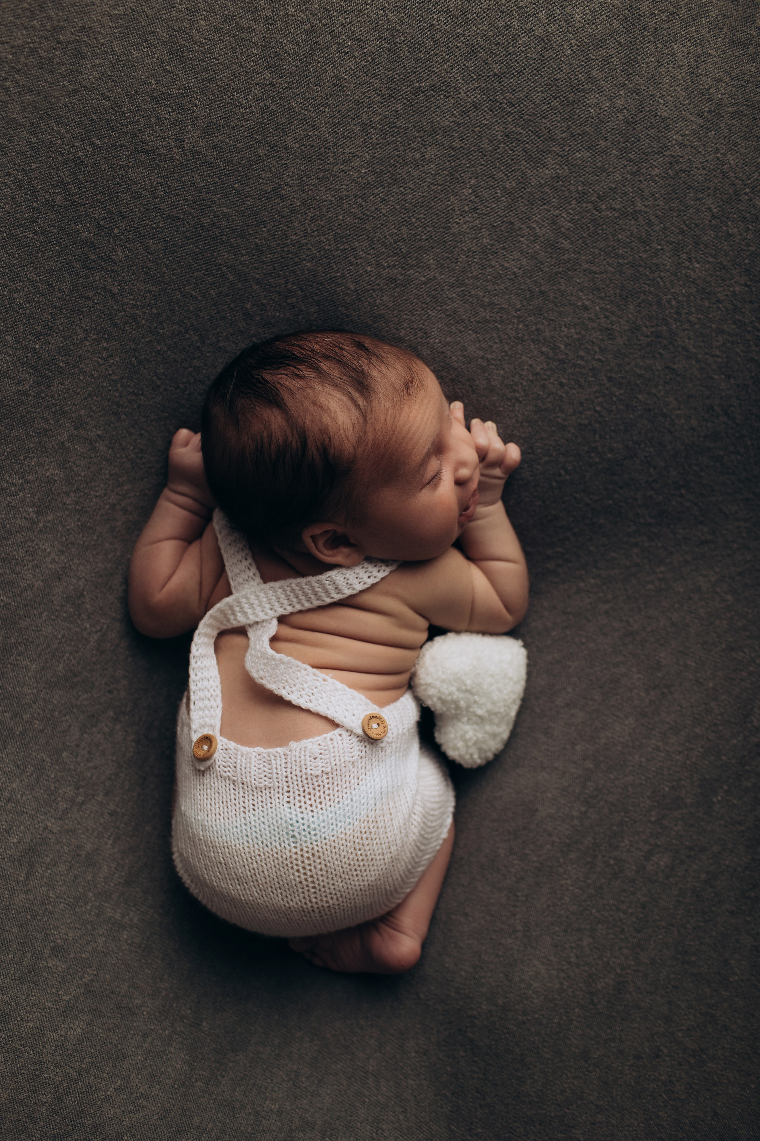 Newborn (фотосессия новорожденных). Фотостудия для новорожденных и малышей в Твери — На ручки