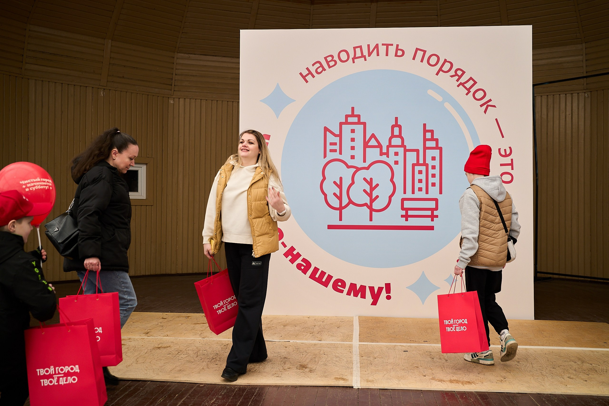 Субботник у Управления делами Мэра и Правительства Москвы. Фотограф и Видеограф в Москве. Олег Корушев