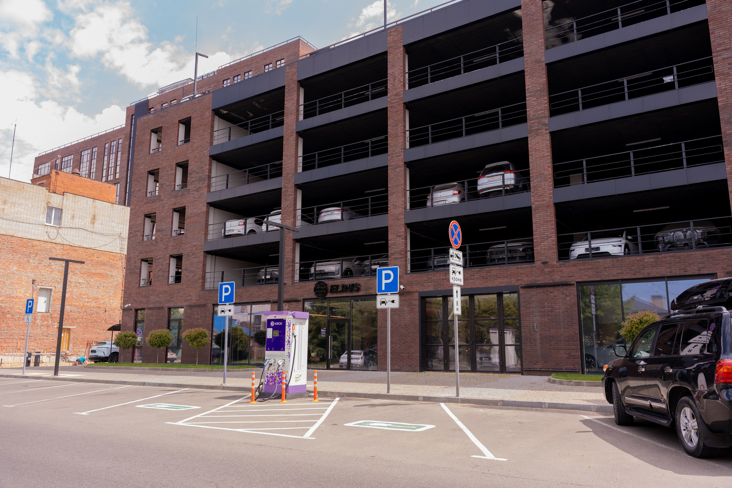 Интерьерная фотосъемка автосалона Elrus в Краснодаре. Zeekr, LiXiang Профессиональная фотосъемка интерьера премиум-автосалона в Краснодаре. Шедевры для Вас! Фотограф и Видеограф в Краснодаре Пахиев Руслан