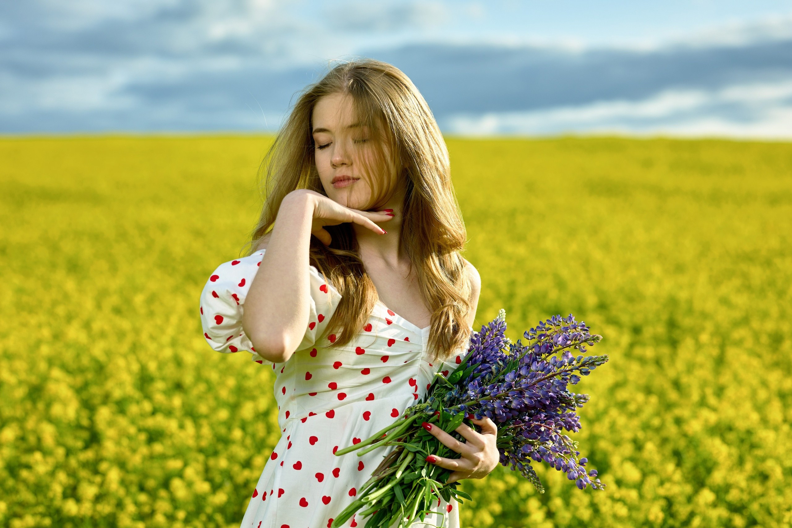 Девушка в цветущем желтом рыжиковом  поле.  Фотосессия в рапсовом поле Чебоксары Чувашия