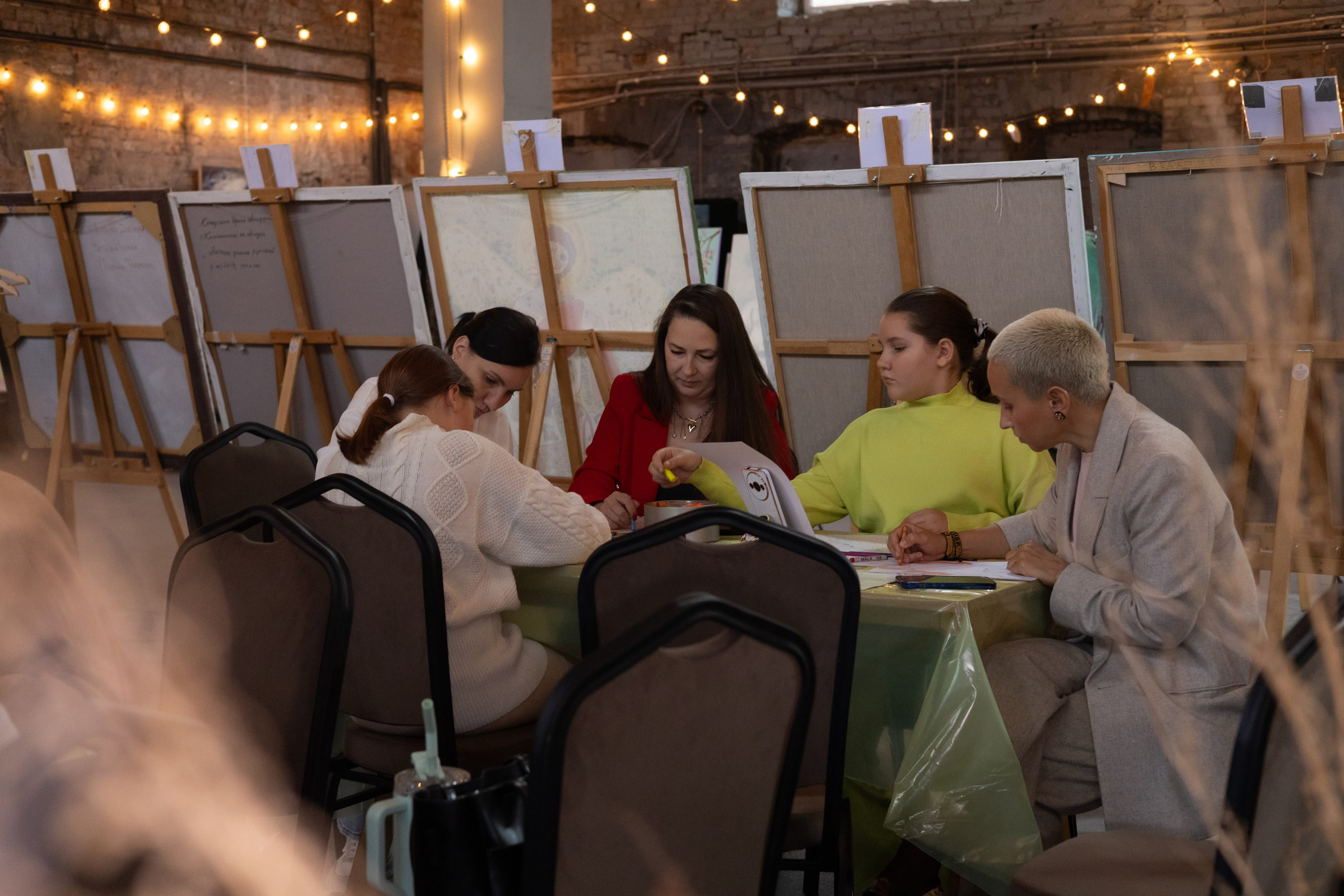 Выставка «АНГЕЛЫ МИРА». Фотограф Красноярск съемки лавстори, фотосессия в студии, портретная съемка, творческие фотосессии