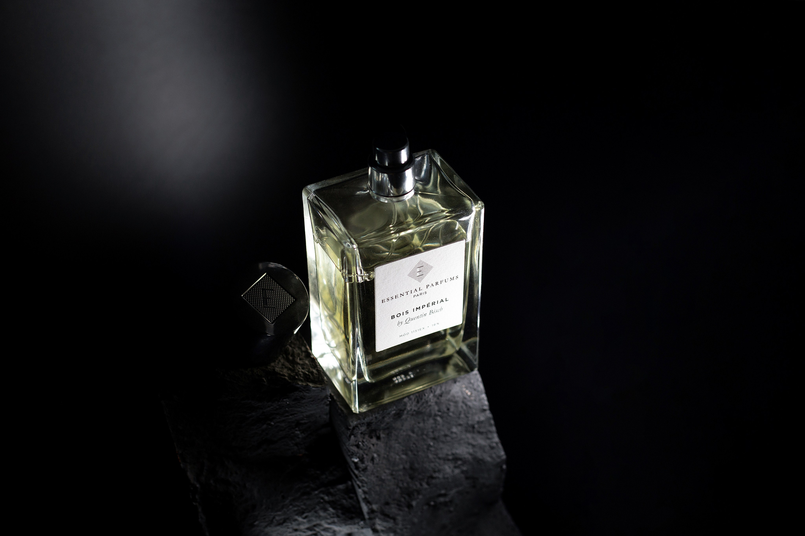 Парфюм в темных тонах. Фотограф для различных событий, проектов, маркетплейсов, сайтов и мероприятий в Екатеринбурге