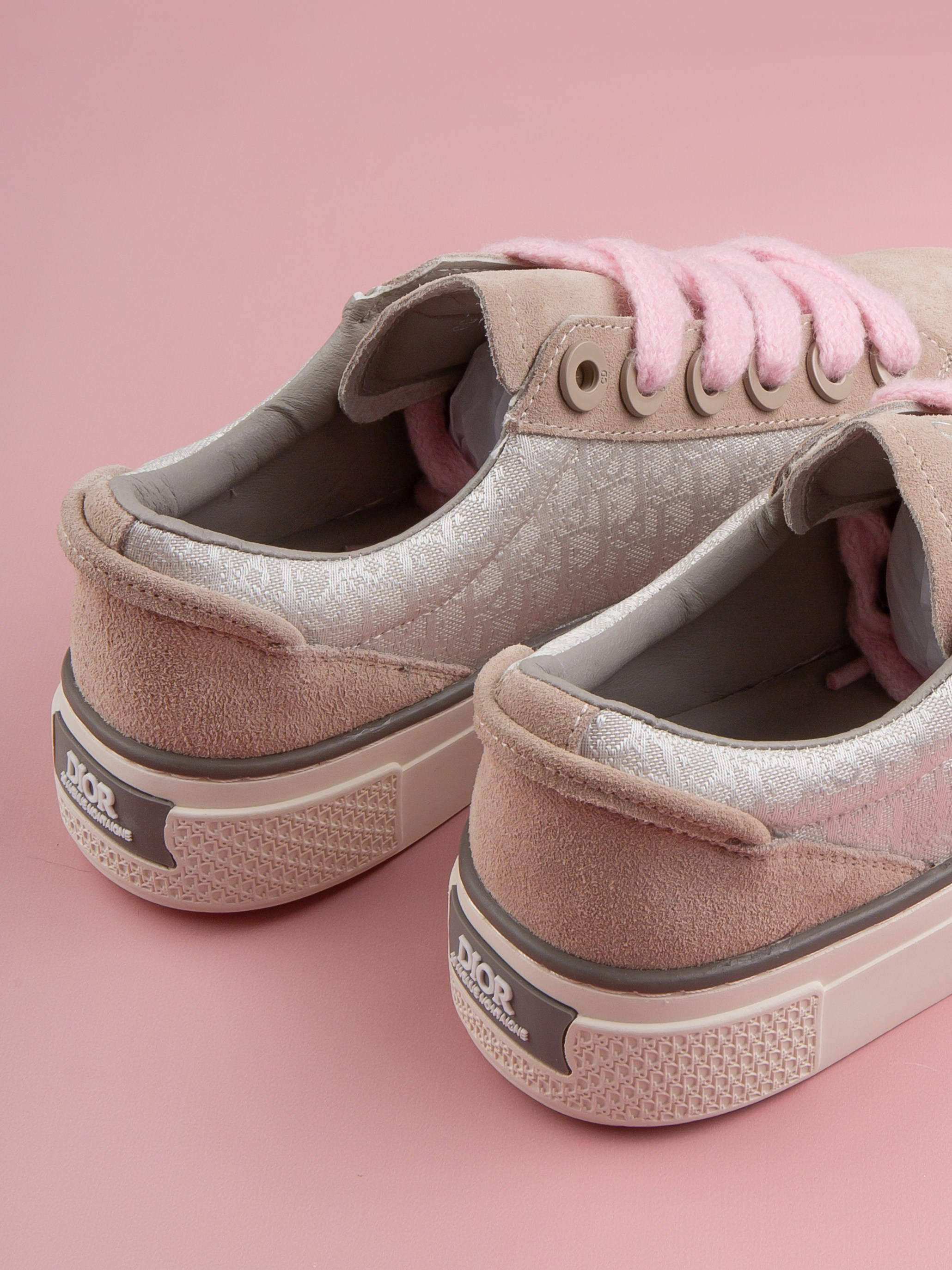 Обувь на цветных фонах. Фотограф Мария Кольцова