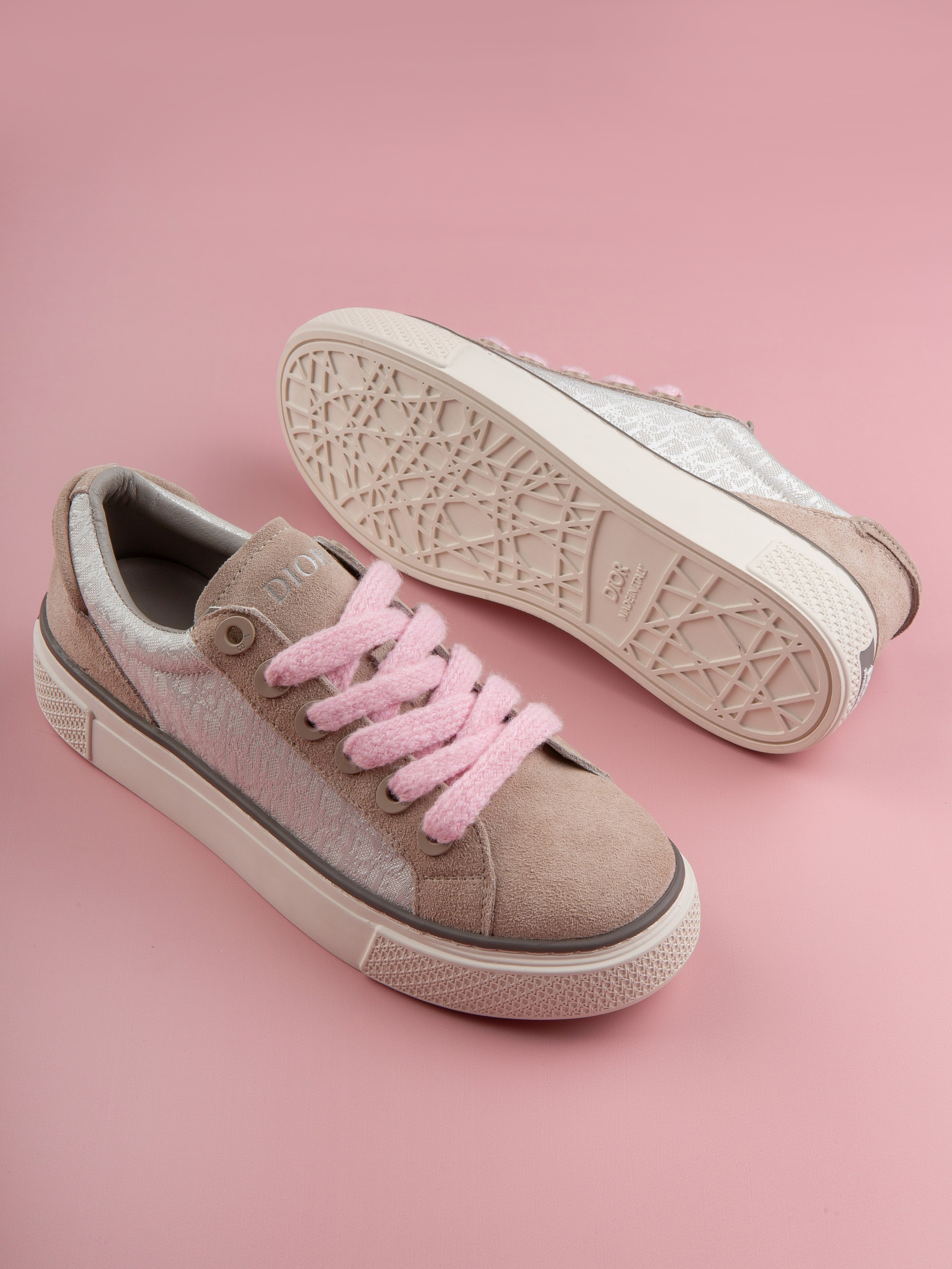 Обувь на цветных фонах. Фотограф Мария Кольцова