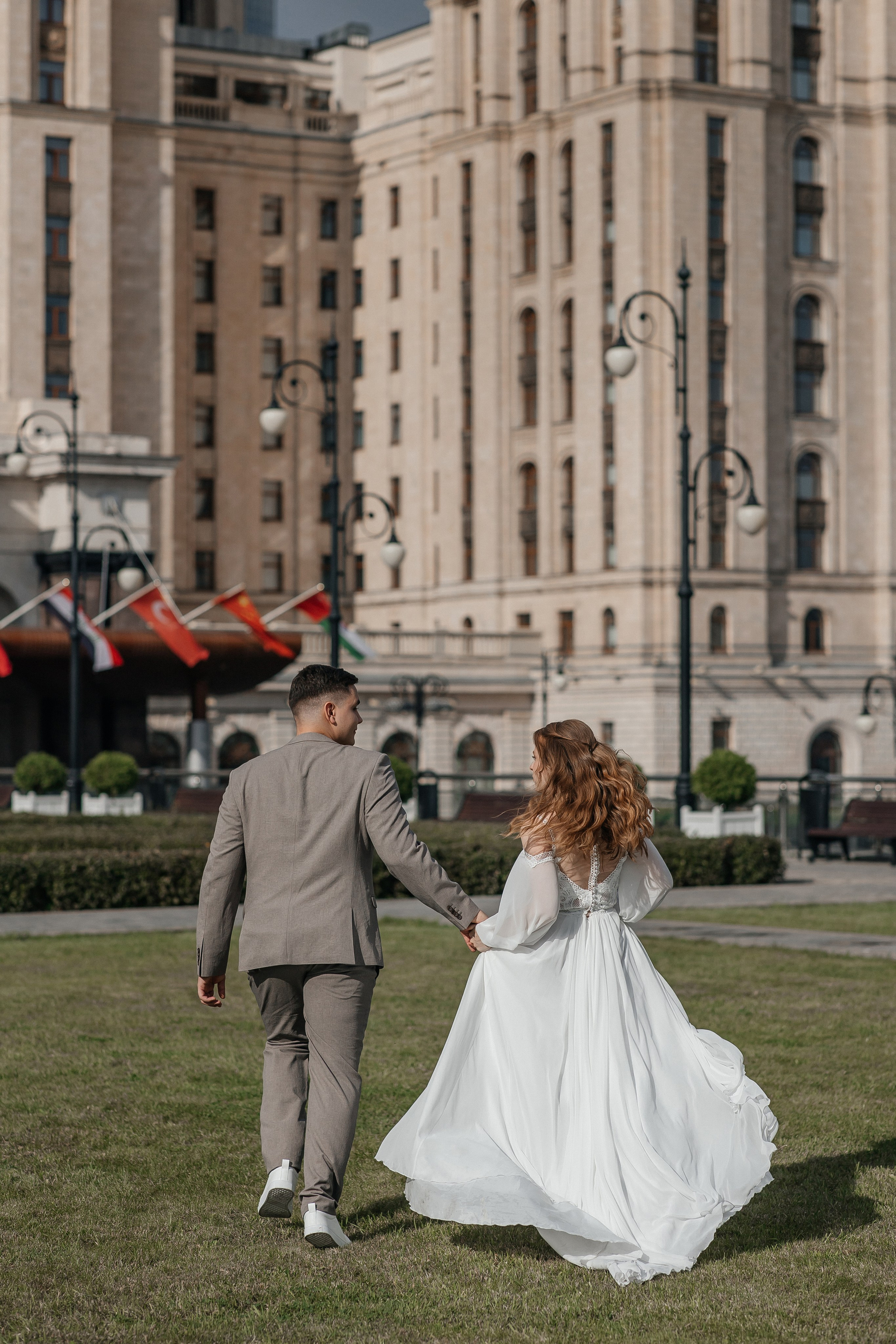 Свадебная фотосессия у гостиницы Украина. Свадебный фотограф в Москве Дарья Олендарёва