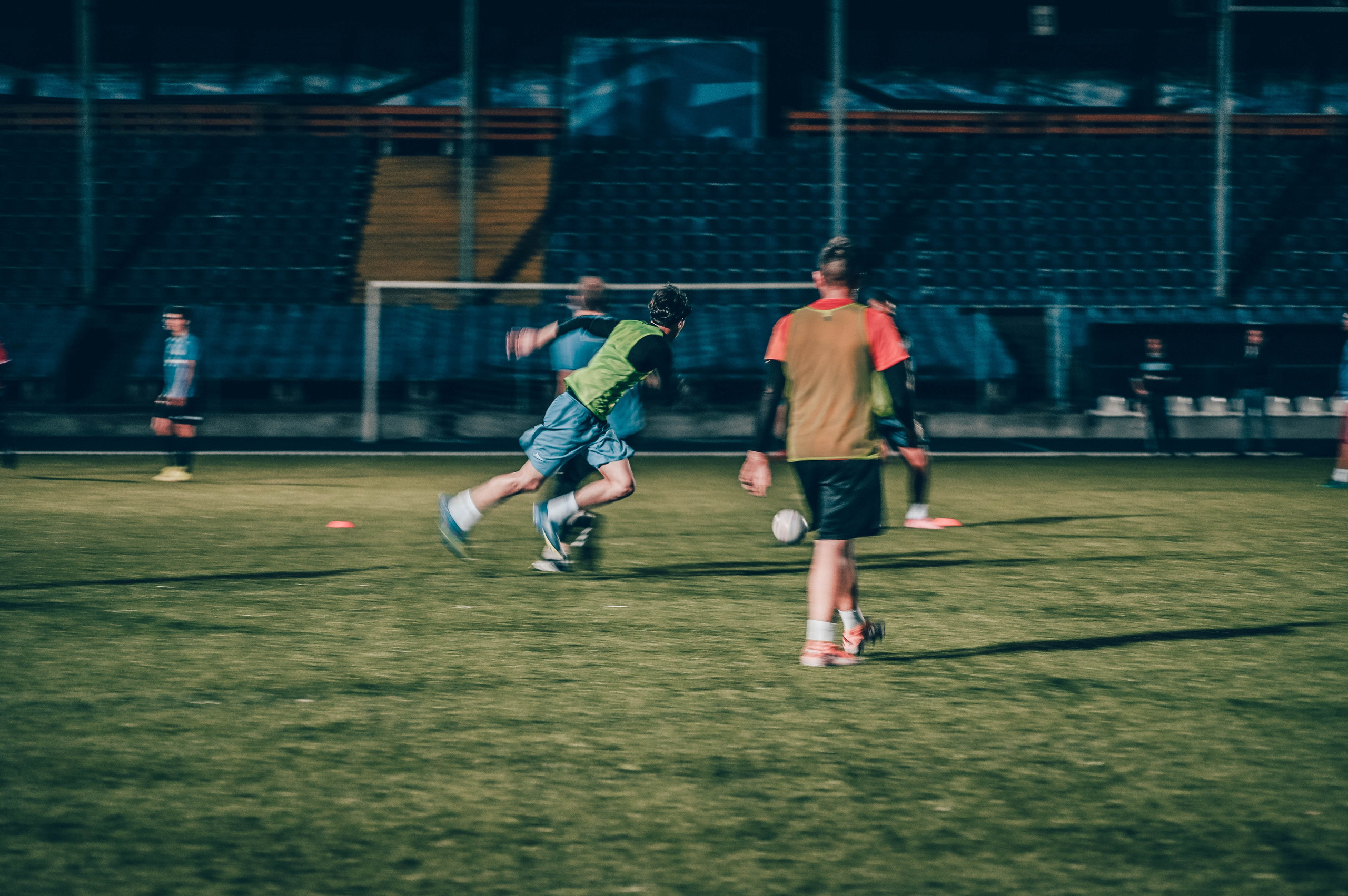 Фотосъёмка футбольной тренировки на стадионе. Фотограф Александр Орымбаев