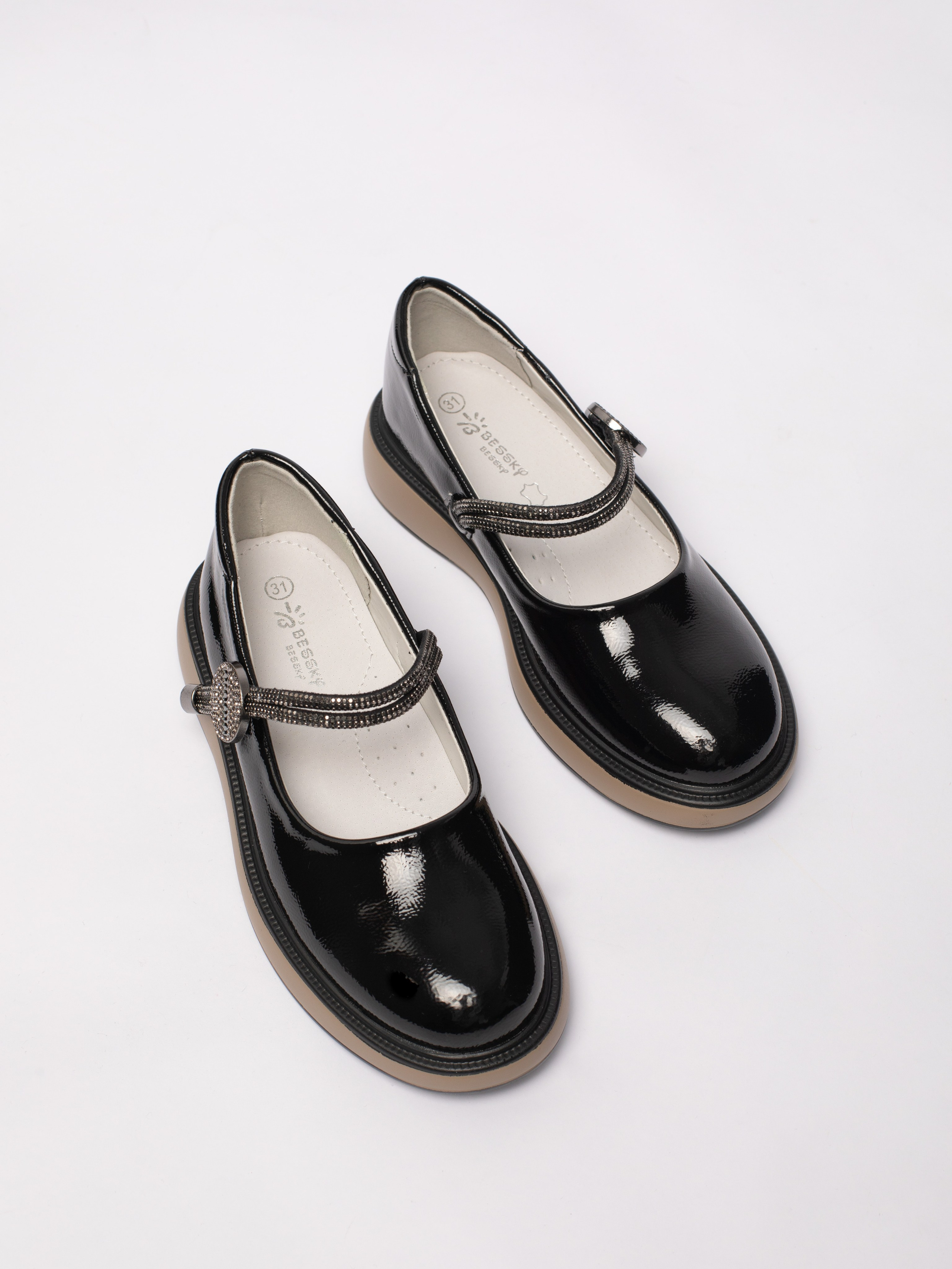 Школьные туфли. Фотостудия предметной и модельной съёмки для маркетплейсов