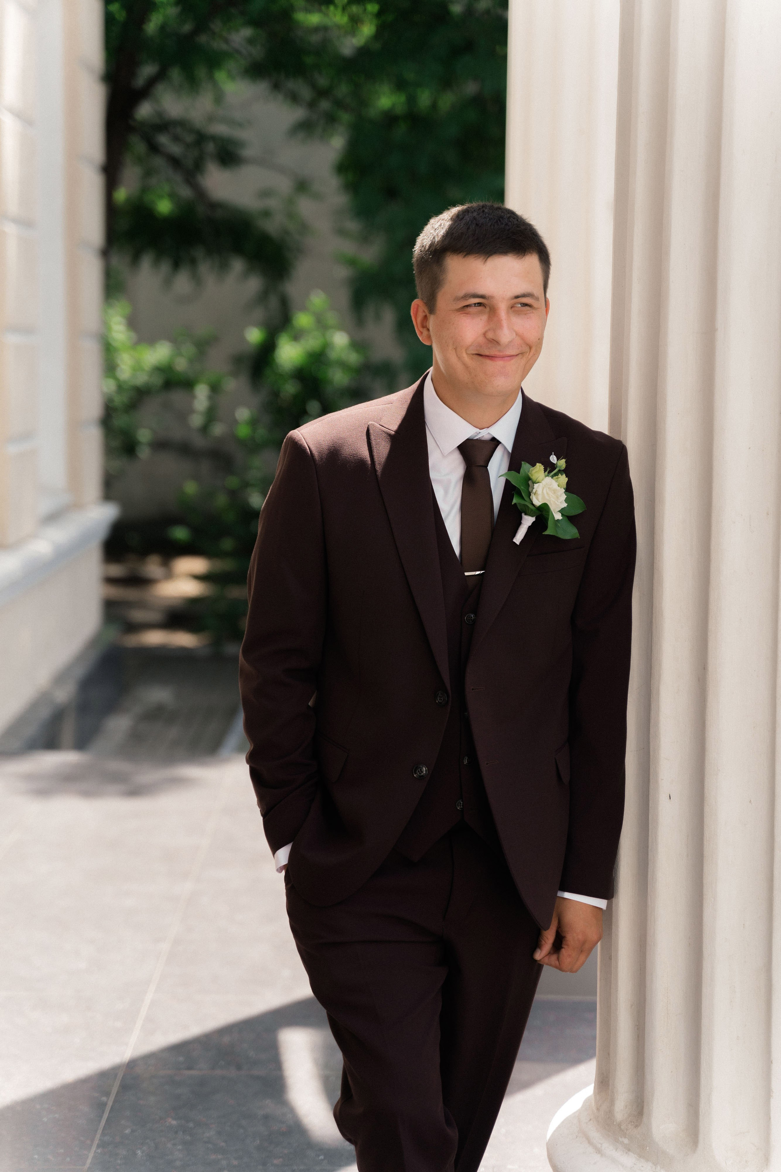 фотосессия жениха на входе Кировского ЗАГСа Ростов на&nbsp;Дону