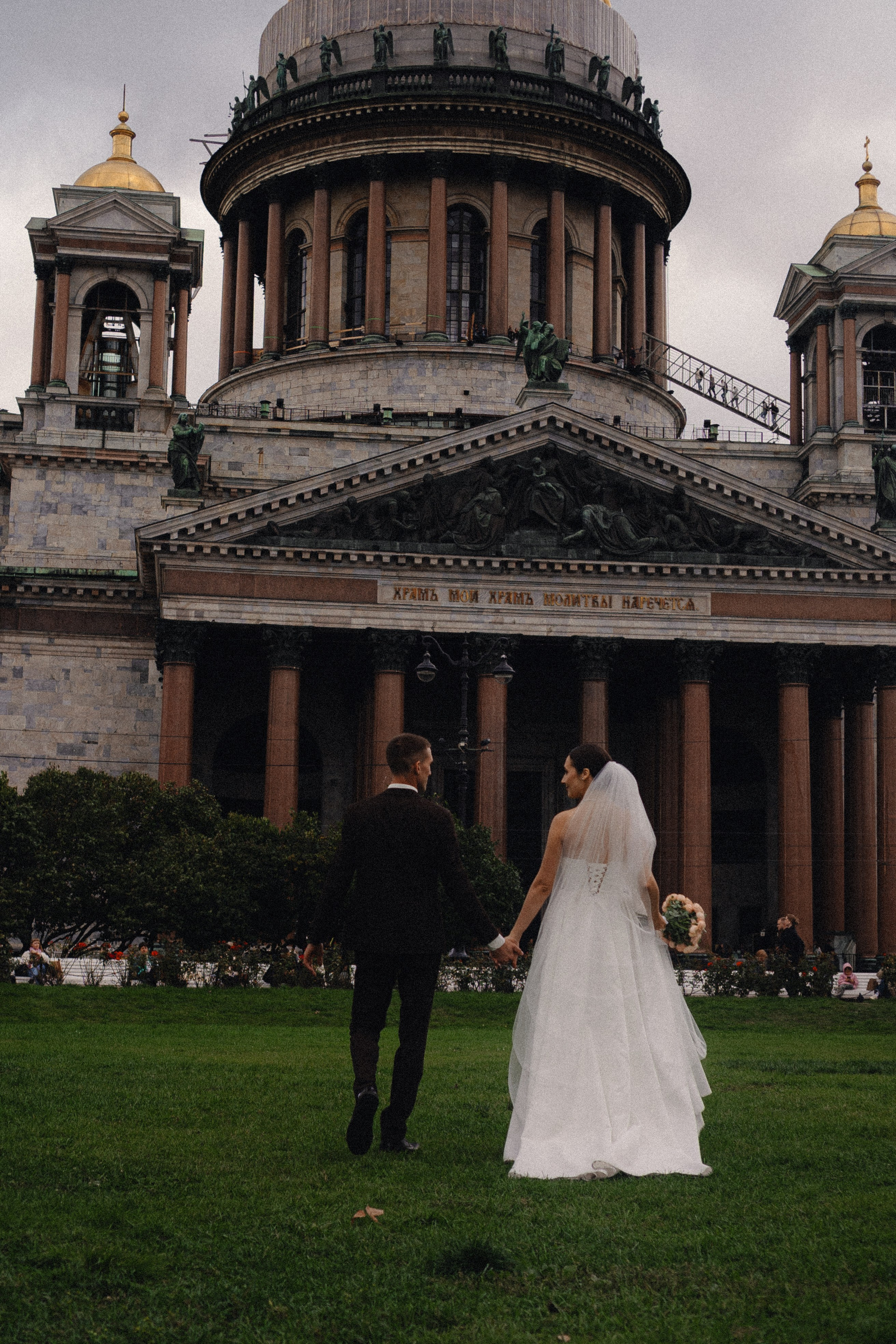 СВАДЕБНАЯ ПРОГУЛКА В САНТК-ПЕТЕРБУРГЕ (ИСАКИЕВСКИЙ СОБОР, ЗИМНЯЯ КАНАВКА, ЭРМИТАЖ И БОЛЬШАЯ МОРСКАЯ УЛИЦА). Профессиональный фотограф, Санкт-Петербург — Виктория Богомолова