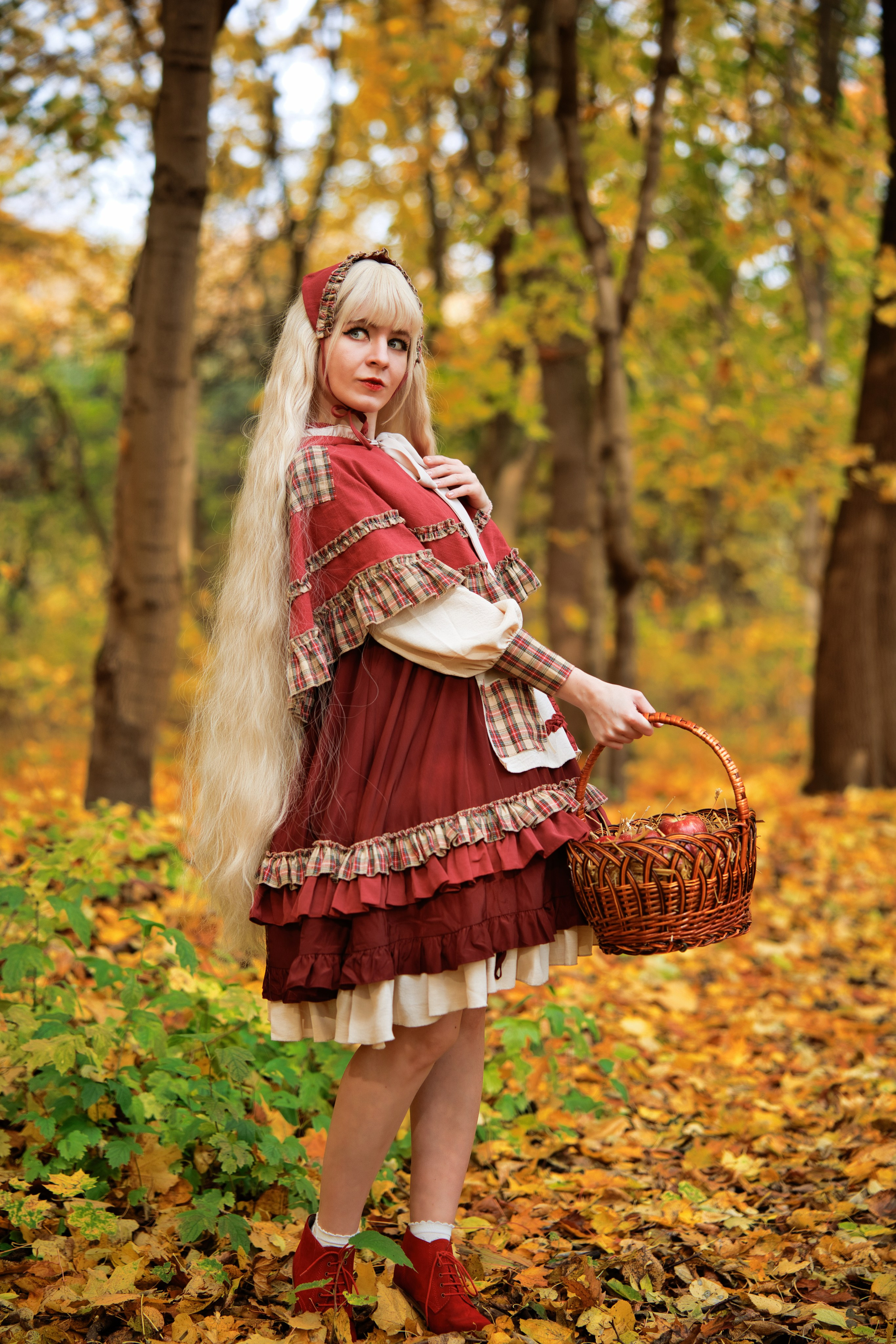 Фотосессия в костюме красной шапочки в лесу