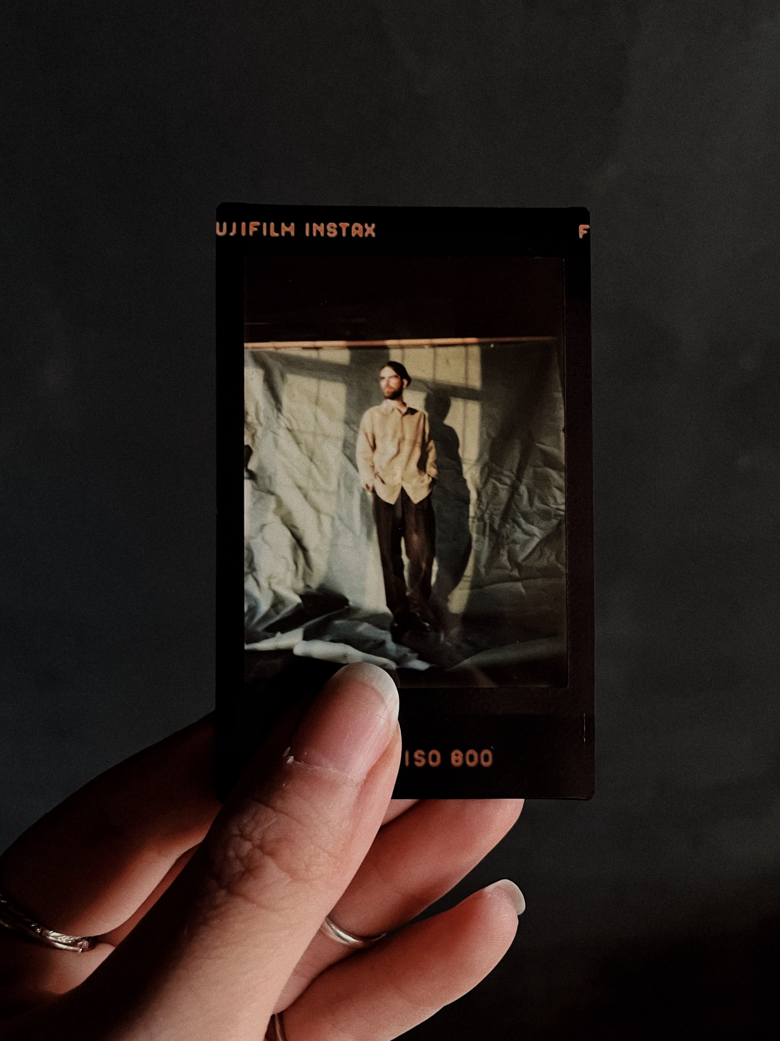 Кадры на инстакс instax моментальная фотография. Фотограф про чувства, моменты, любовь. свадебный и портретный фотограф