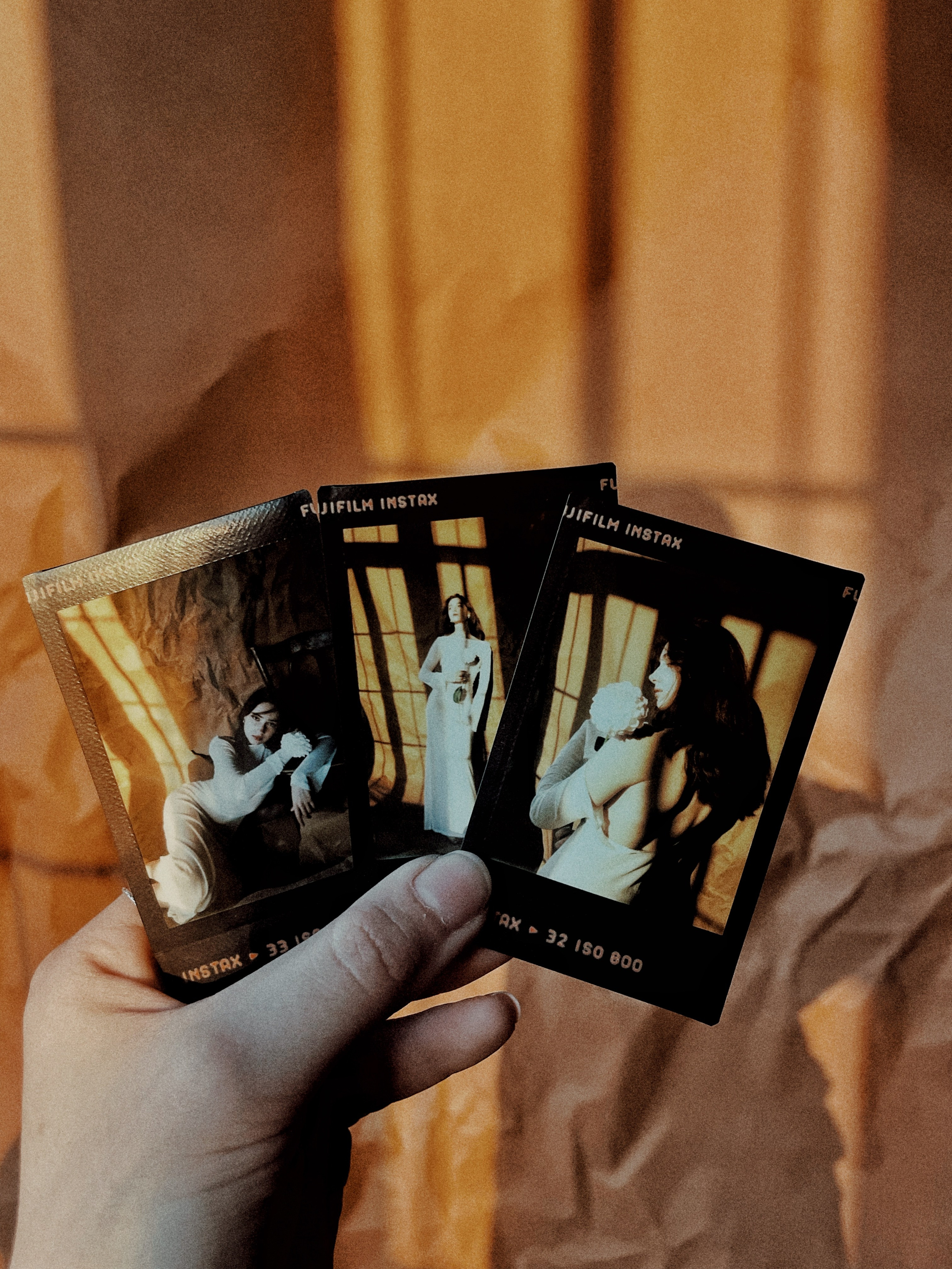 Кадры на инстакс instax моментальная фотография. Фотограф про чувства, моменты, любовь. свадебный и портретный фотограф