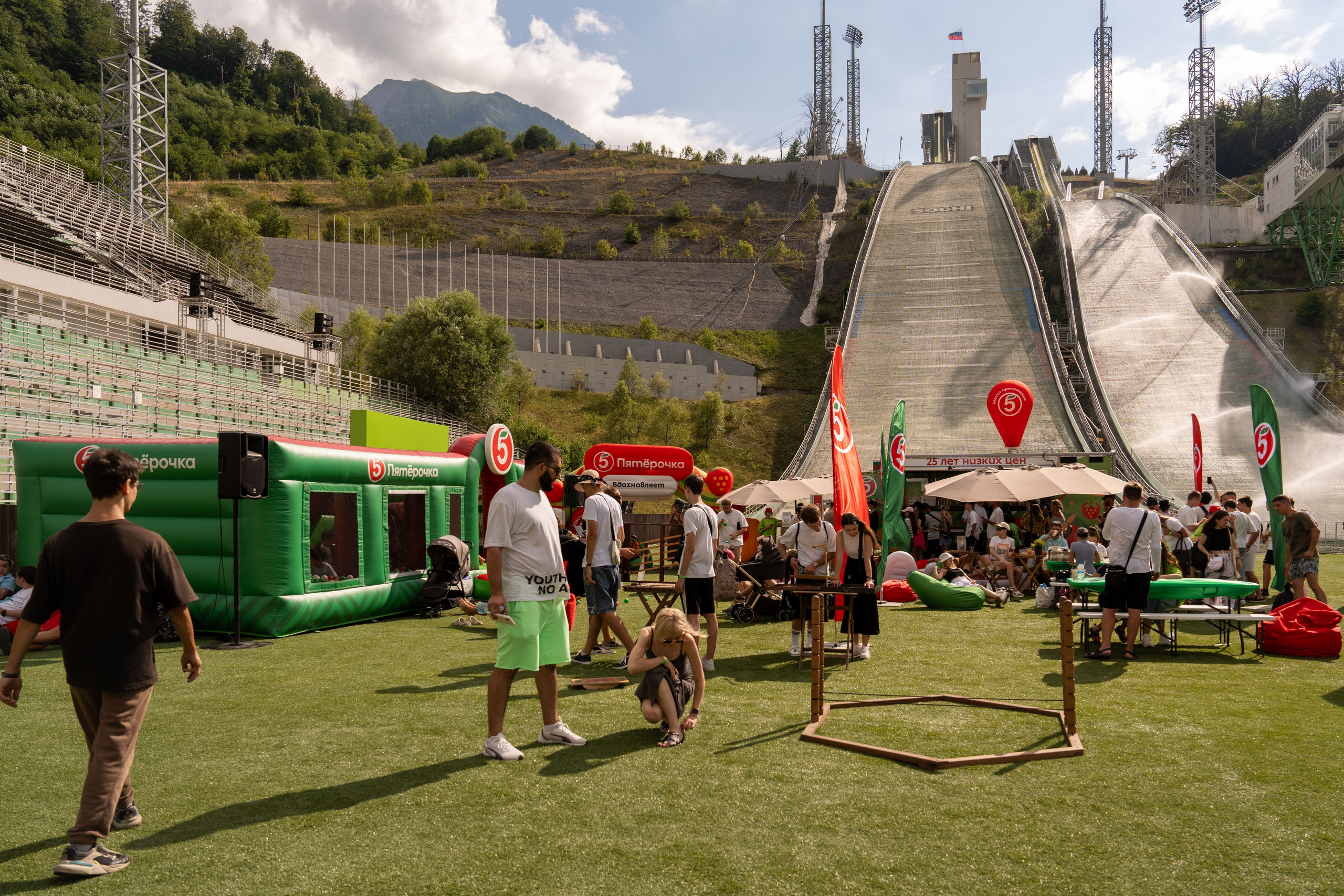 Фотоотчет партнеской интеграции для сети «Пятерочка» на фестивале «Grounded». Репортажный фотограф в Красной Поляне и Сочи Павлюченко Екатерина