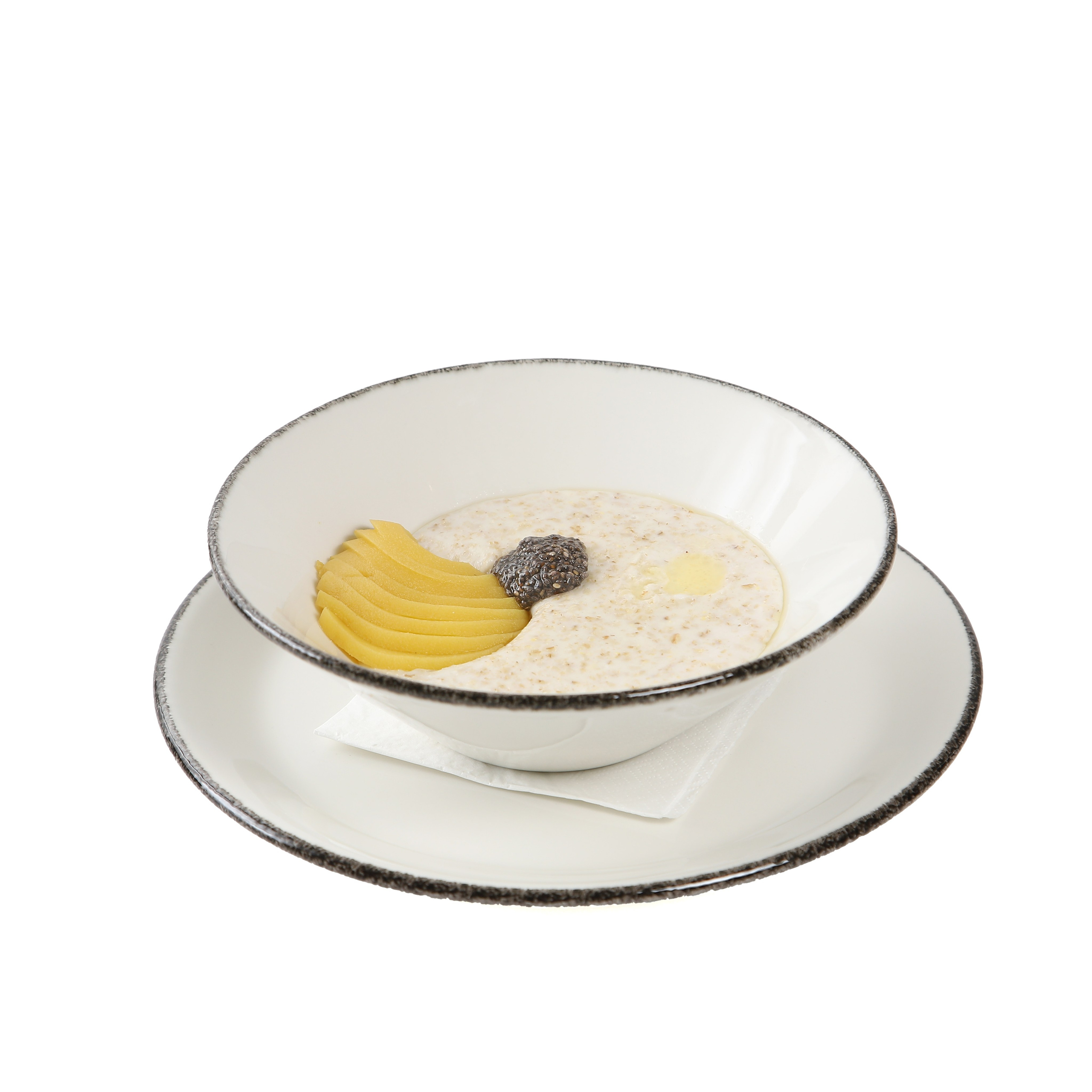 Фуд-фотография рисовой каши с бананом и семенами чиа.