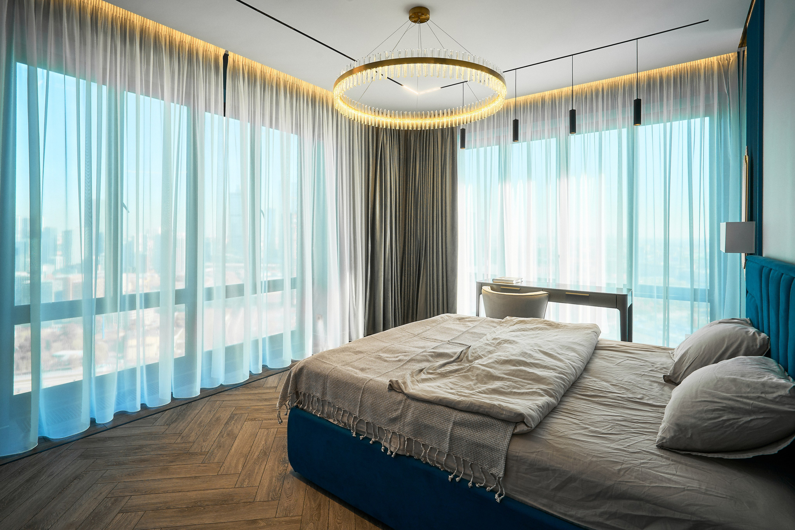 Фотосъёмка и видео тур квартиры с ярким дизайном и видом на Москва-Сити | vhaus. Видеопродакшн недвижимости и архитектуры | Студия VHAUS