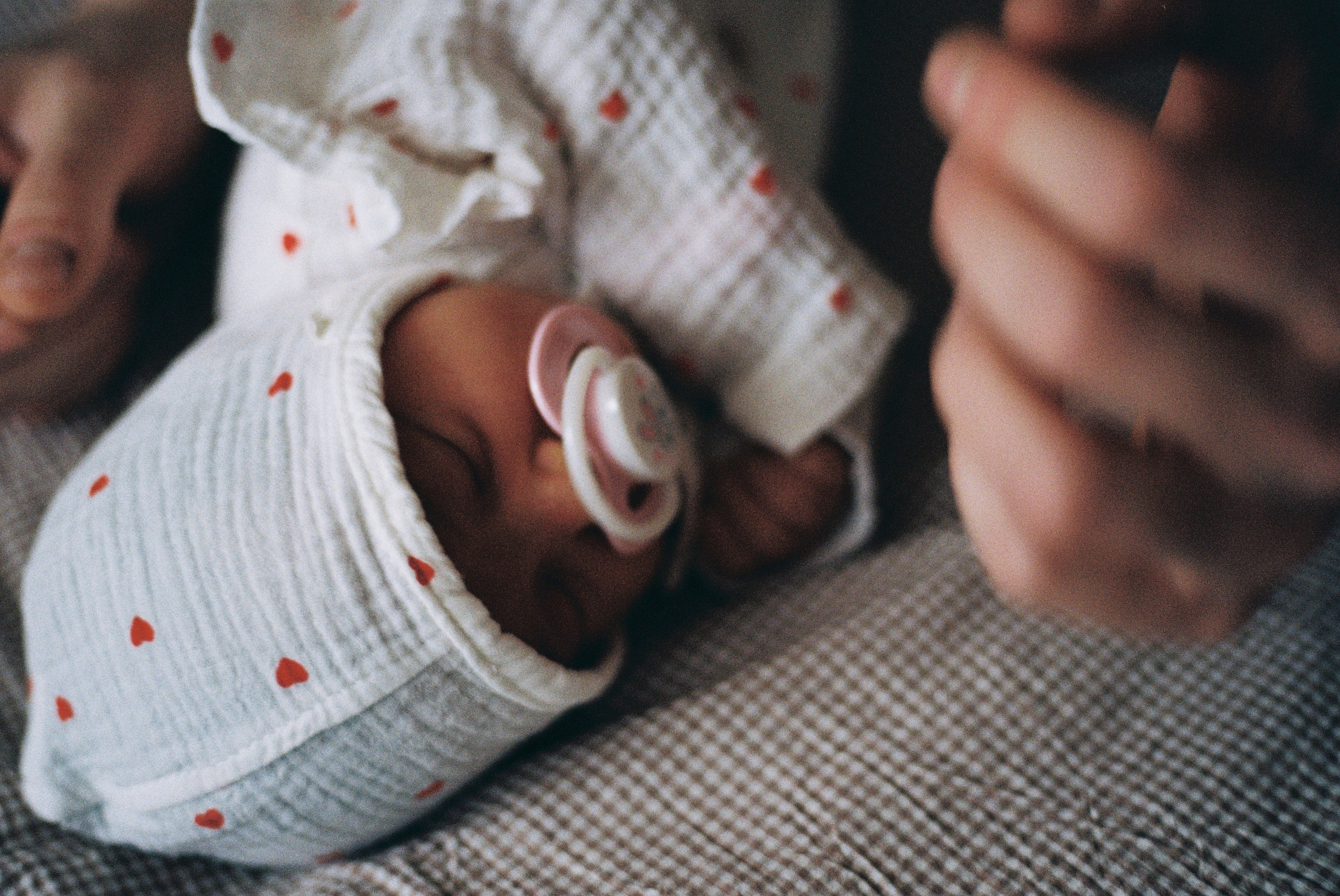  пленка Kodak. Портрет семьи, портрет с родителями, пленочный фотограф, семейная фотография, семейный фотограф Москва, фотограф пленочный москва Белая шапочка и кружевной комбинезон. Пленочная фотография.