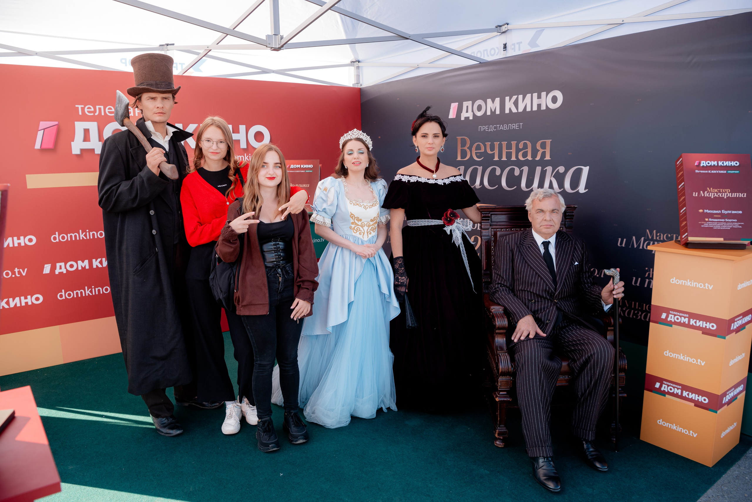 Портретные фото с артистами в палатке Триколор Дом Кинов на день города Волгоград. Фотограф в Волгограде и Волжском Александр Горбань