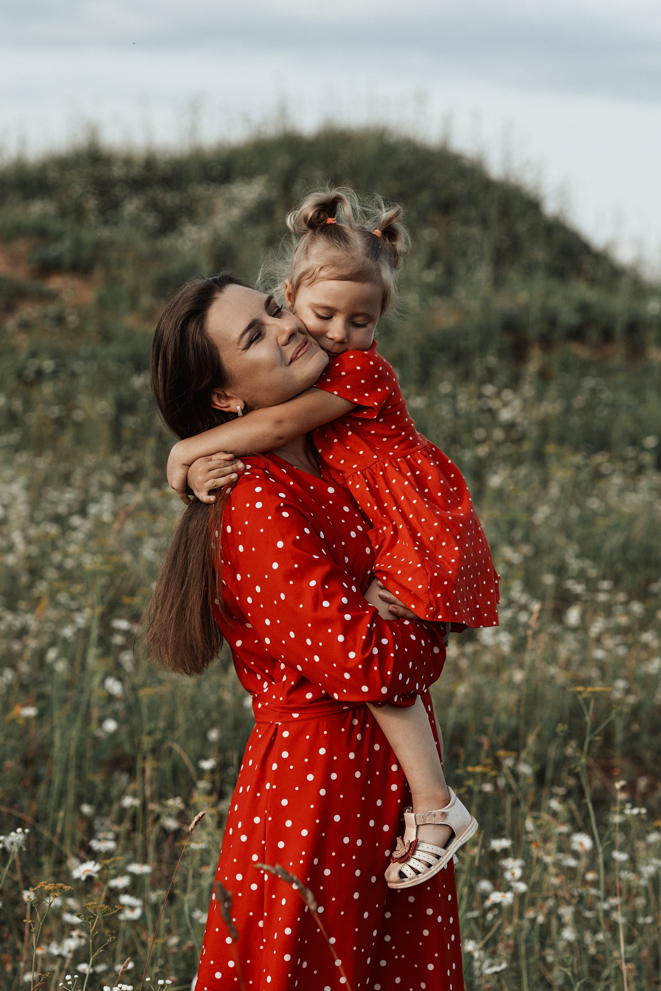 Мама и дочка в ромашковом поле. Фотограф в Москве Мухина Ирина
