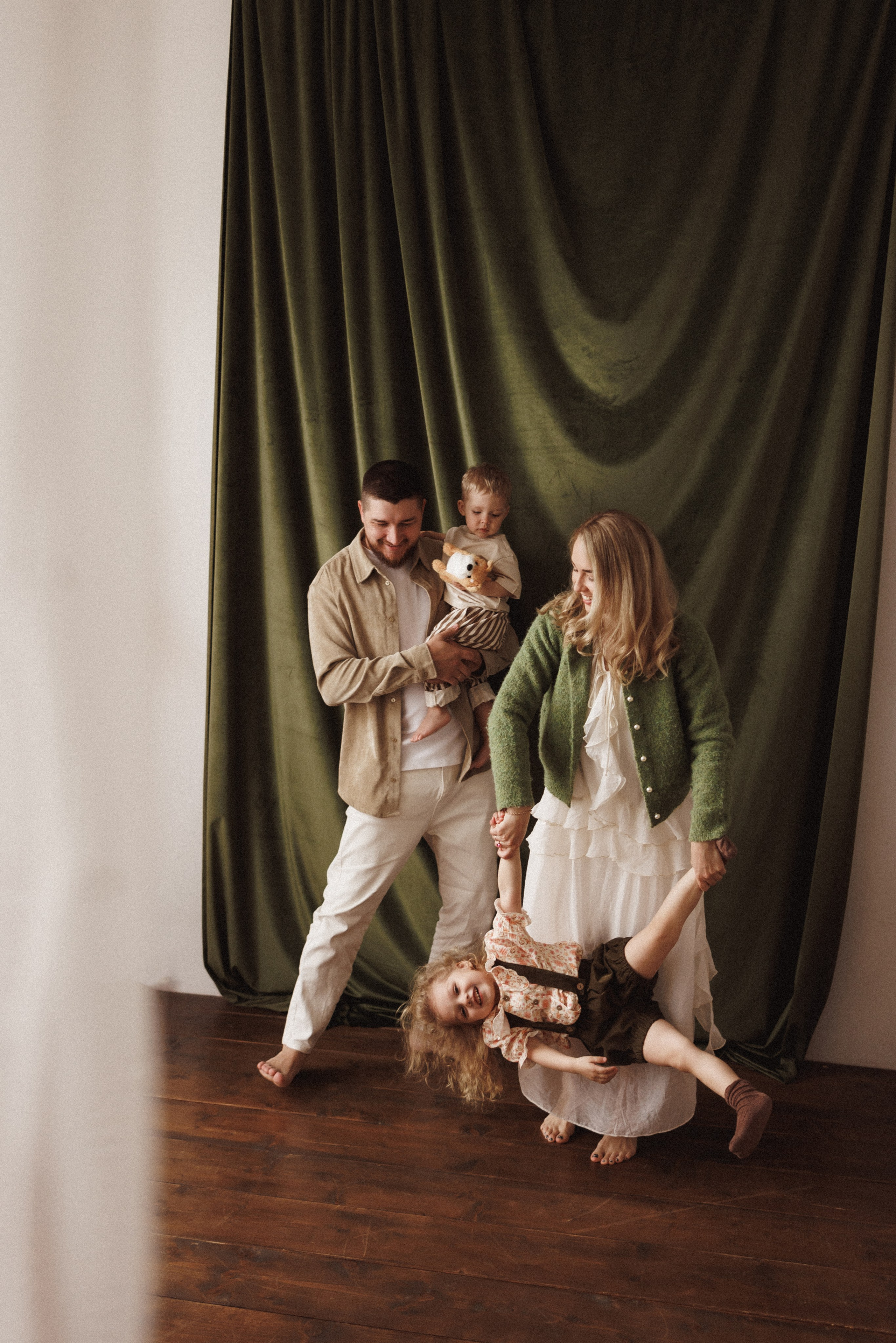 Семейная фотосессия в фотостудии «Mestone», город Краснодар. Семейный и детский фотограф в Краснодаре Анна Трашкова