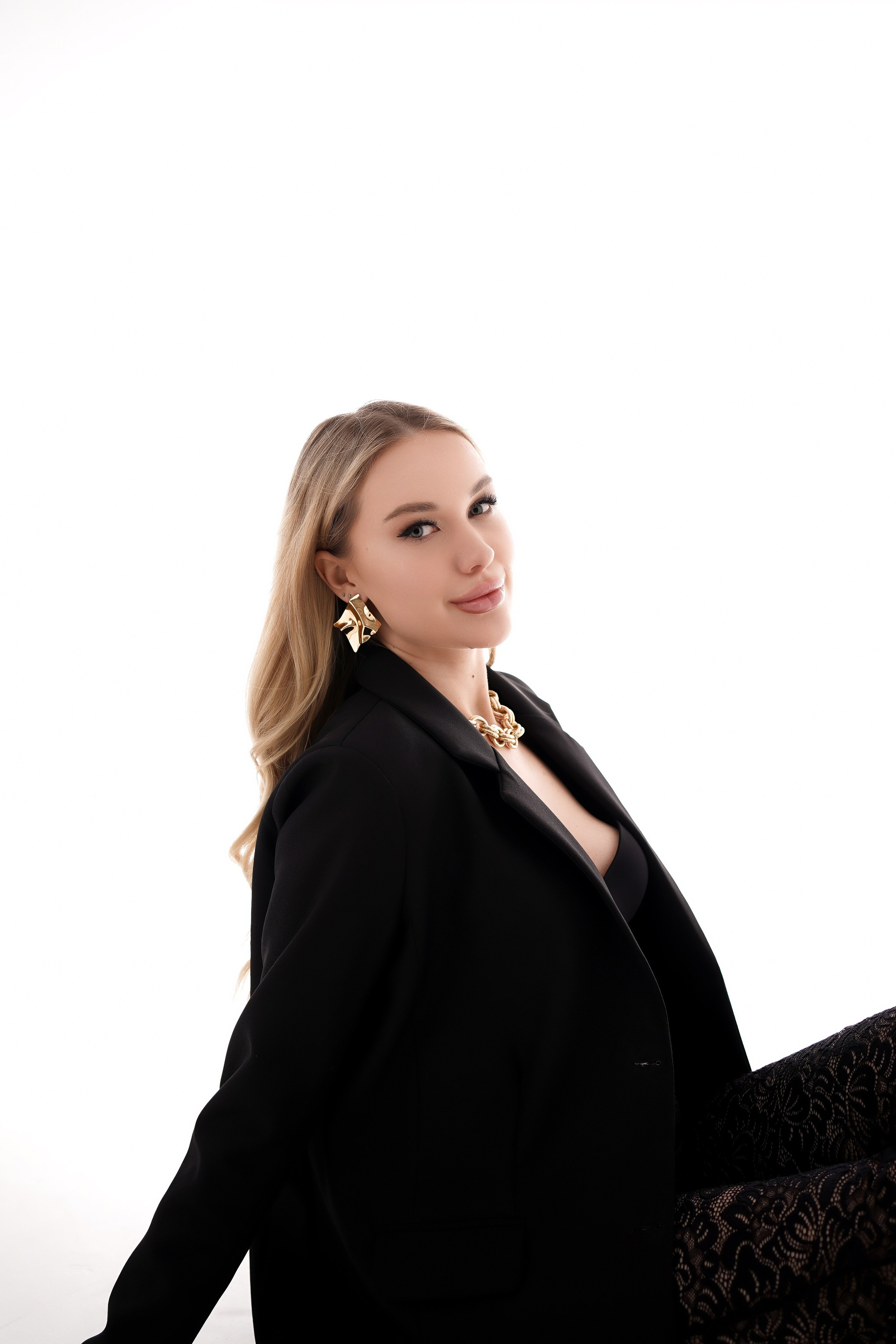 Женская фотосессия на циклораме в Ростове-на-Дону. Фотостудия Ракурс. Свадебный фотограф в Ростове-на-Дону. Таинство Крещения и Венчания, семейные фотосессии. Алёна Чёботова