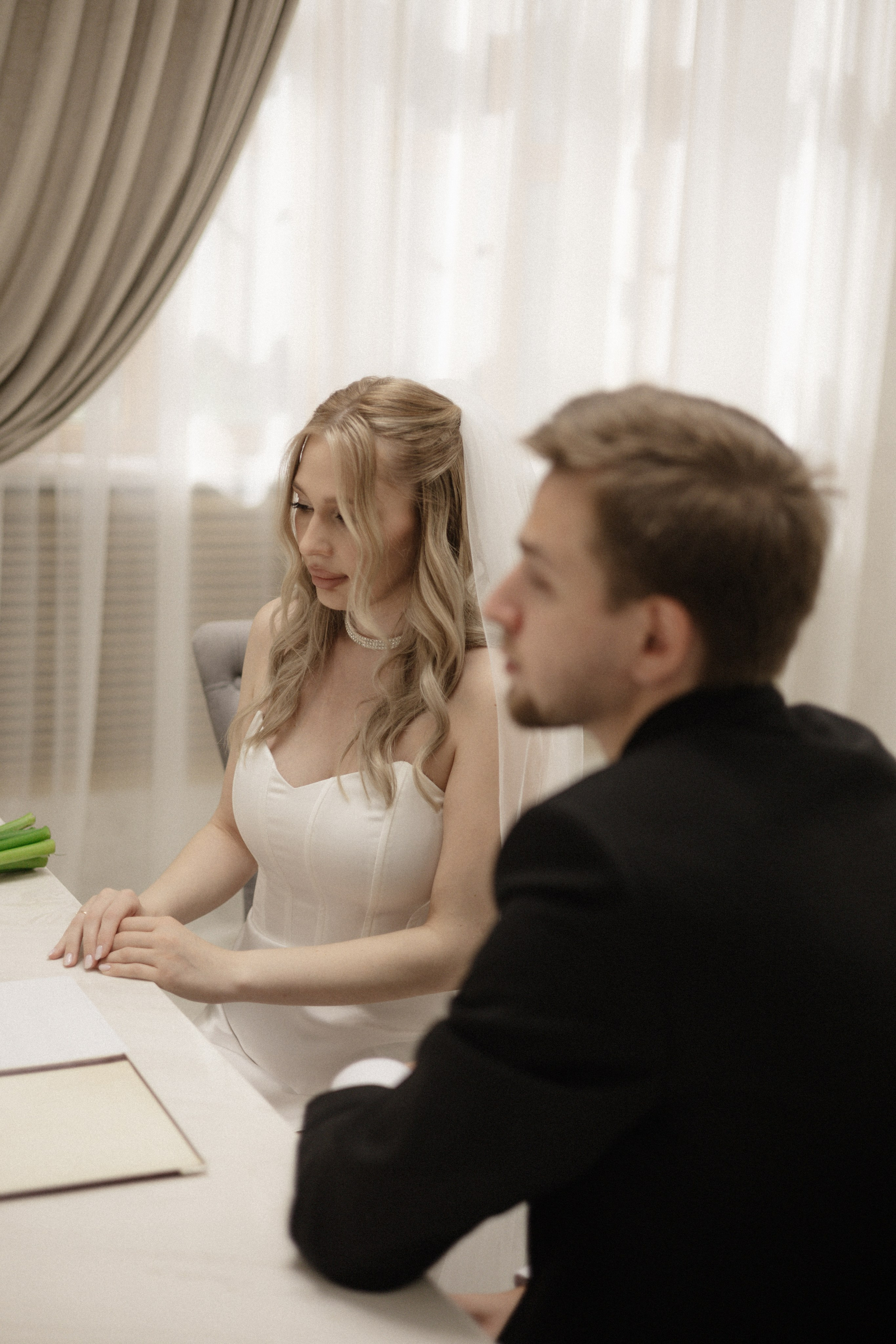 Арина и Дима. Сборы, роспись и прогулка. Свадебный и портретный фотограф в Москве Анастасия Масюк