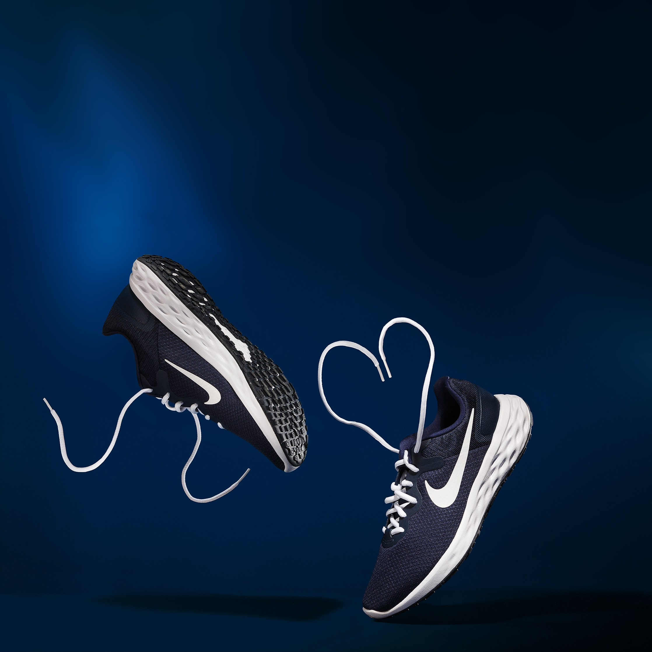 Рекламный фотограф в Санкт-Петербурге. Предметная фотосъёмка одежды, обуви и аксессуаров. Баннер для сайта компании. Фотоуслуги на заказ. Профессиональная студийная фотосессия в СПб. Фотосъемка обуви для маркетплейс.