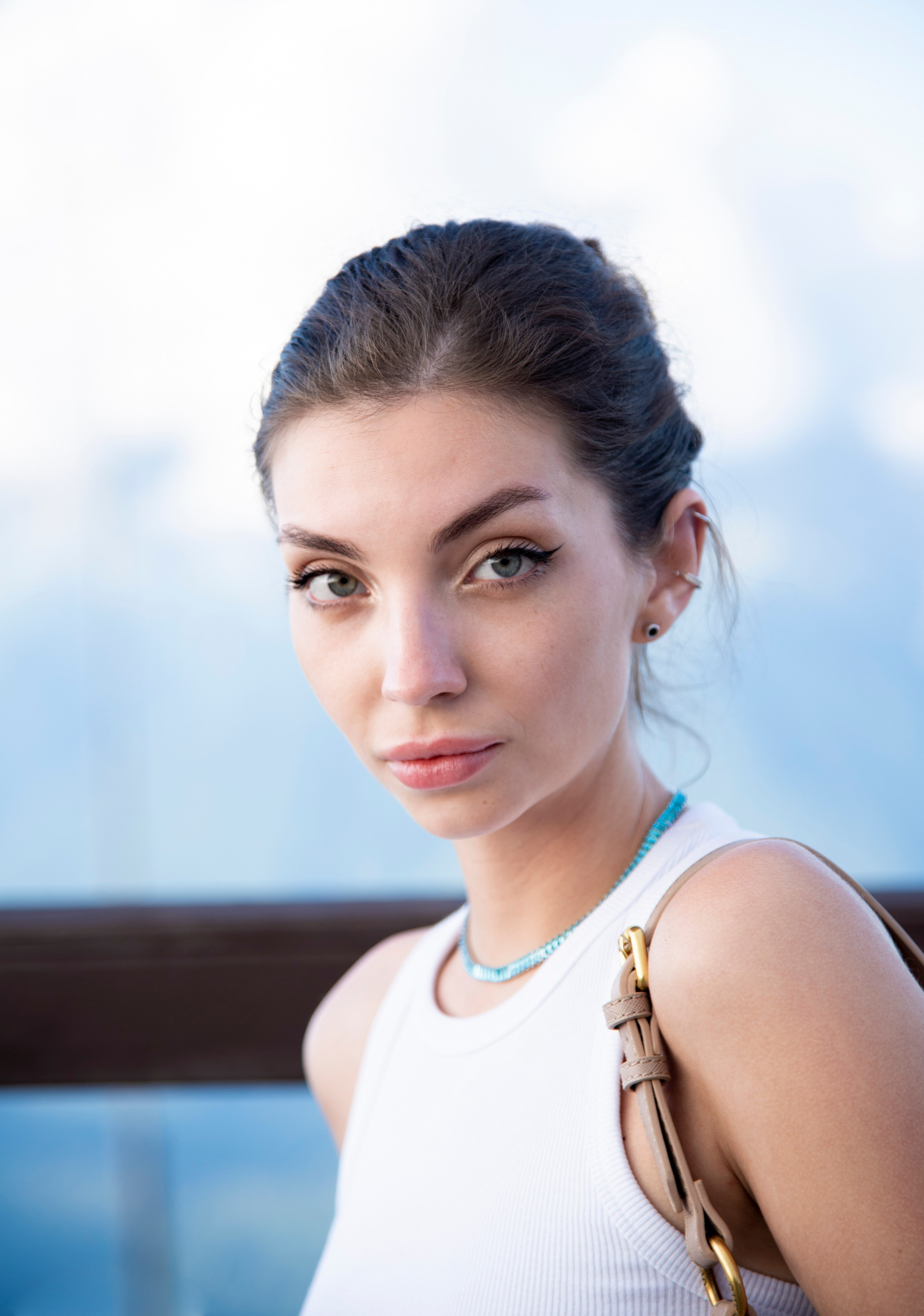 красивая девушка, похожа на Анжелину Джолли, белая майка, вершина горы. красная поляна