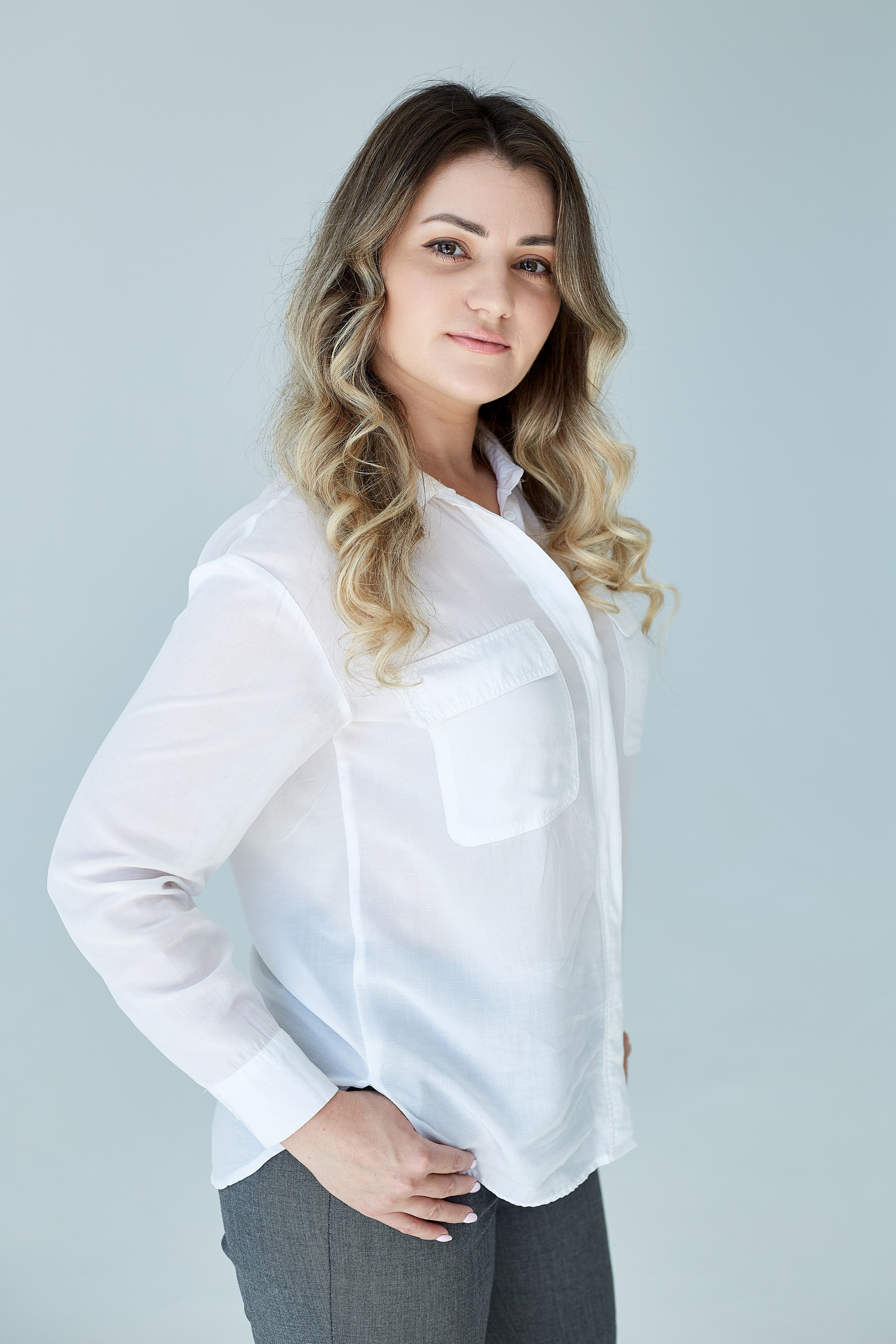 Бизнес-портрет в студии (Пенза) — профессиональная фотосессия для личного бренда и резюме. Деловой портрет в Пензе — фотосъемка для LinkedIn, сайта компании и соцсетей. Профессиональный бизнес-портрет в Пензе — фотосессия в деловом стиле с ретушью. Корпоративный портрет в Пензе — студийная съемка для предпринимателей и компаний. Фото для резюме и делового профиля (Пенза) — строгий стиль, естественный свет, профессиональная обработка.