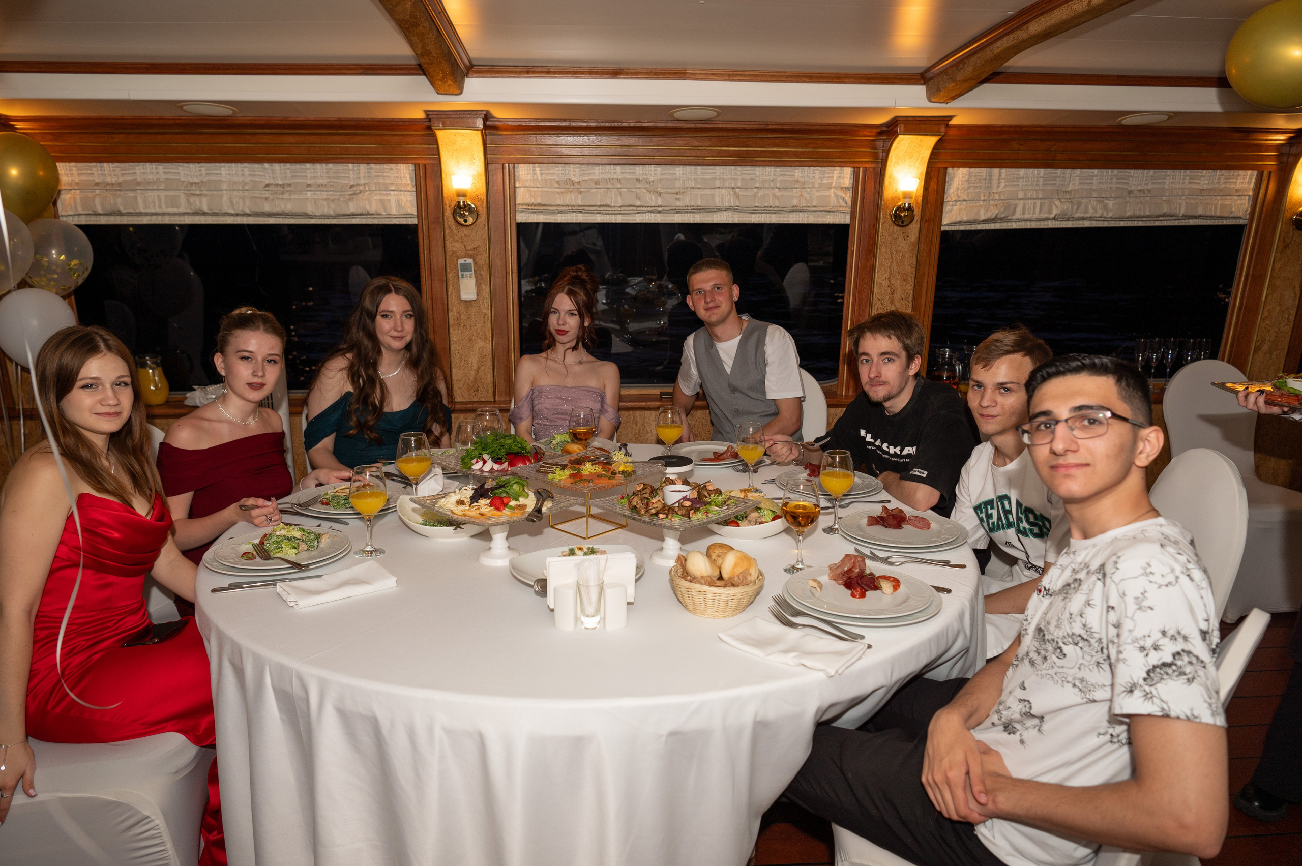 Выпускной вечер 11 класс на теплоходе. Детский и семейный фотограф г. Москва Оксана Катаджи