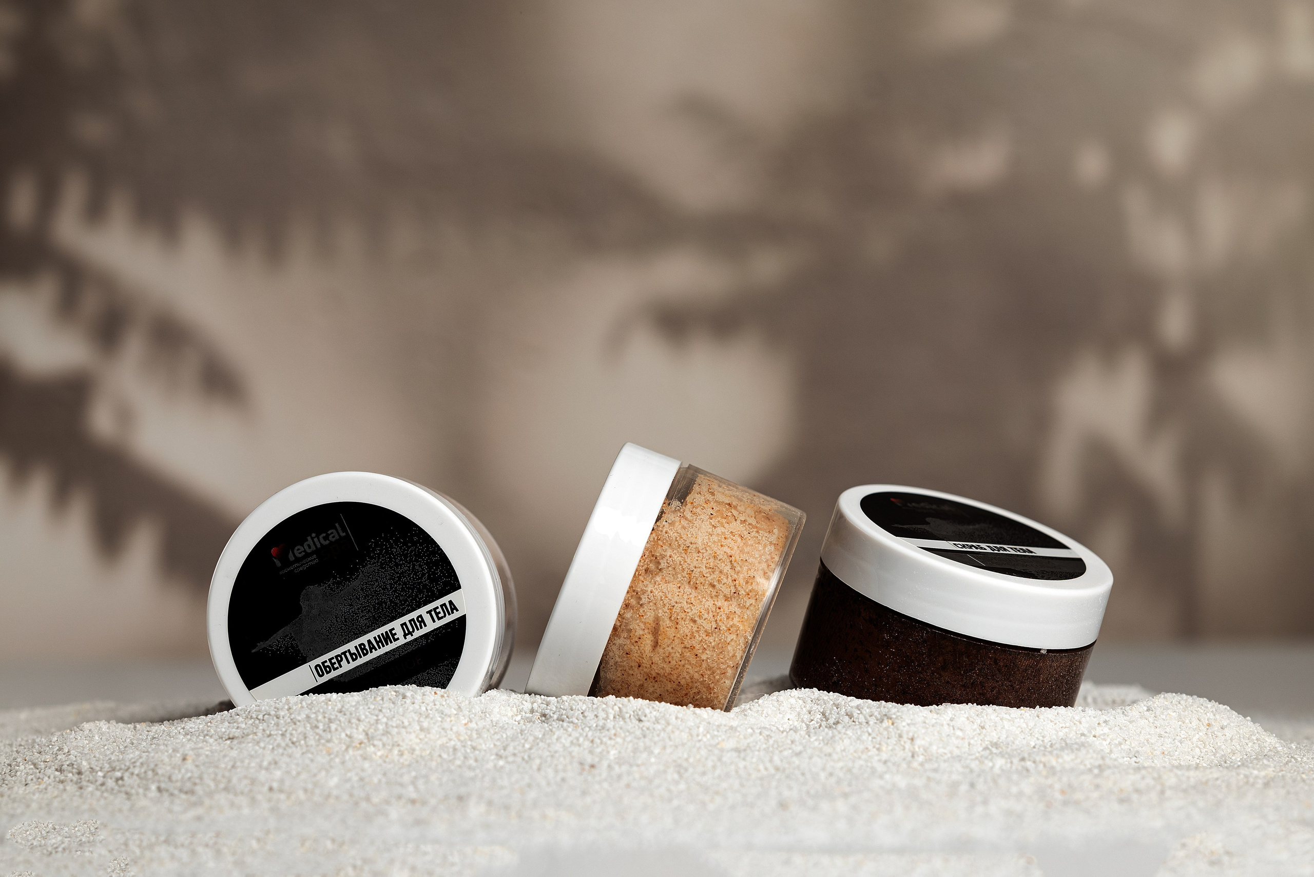 скрабы для тела, косметика, на фонах пляжных, средства для кожи, рекламное фото