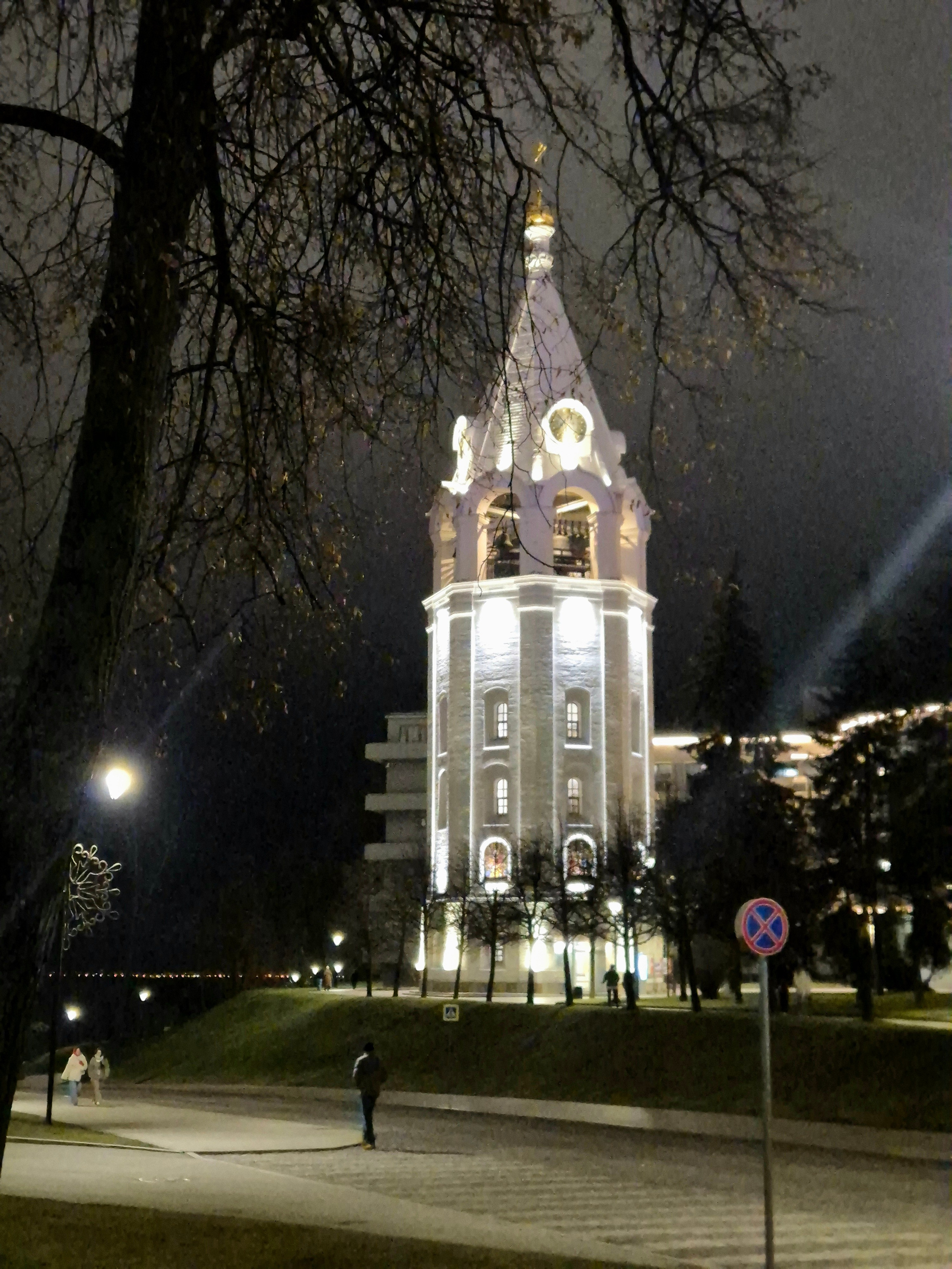 Хоть и не жарко, но гулять намного комфортней, когда сверху не сыпет дождь или снег. Колокольная Спасо-Преображенского собора