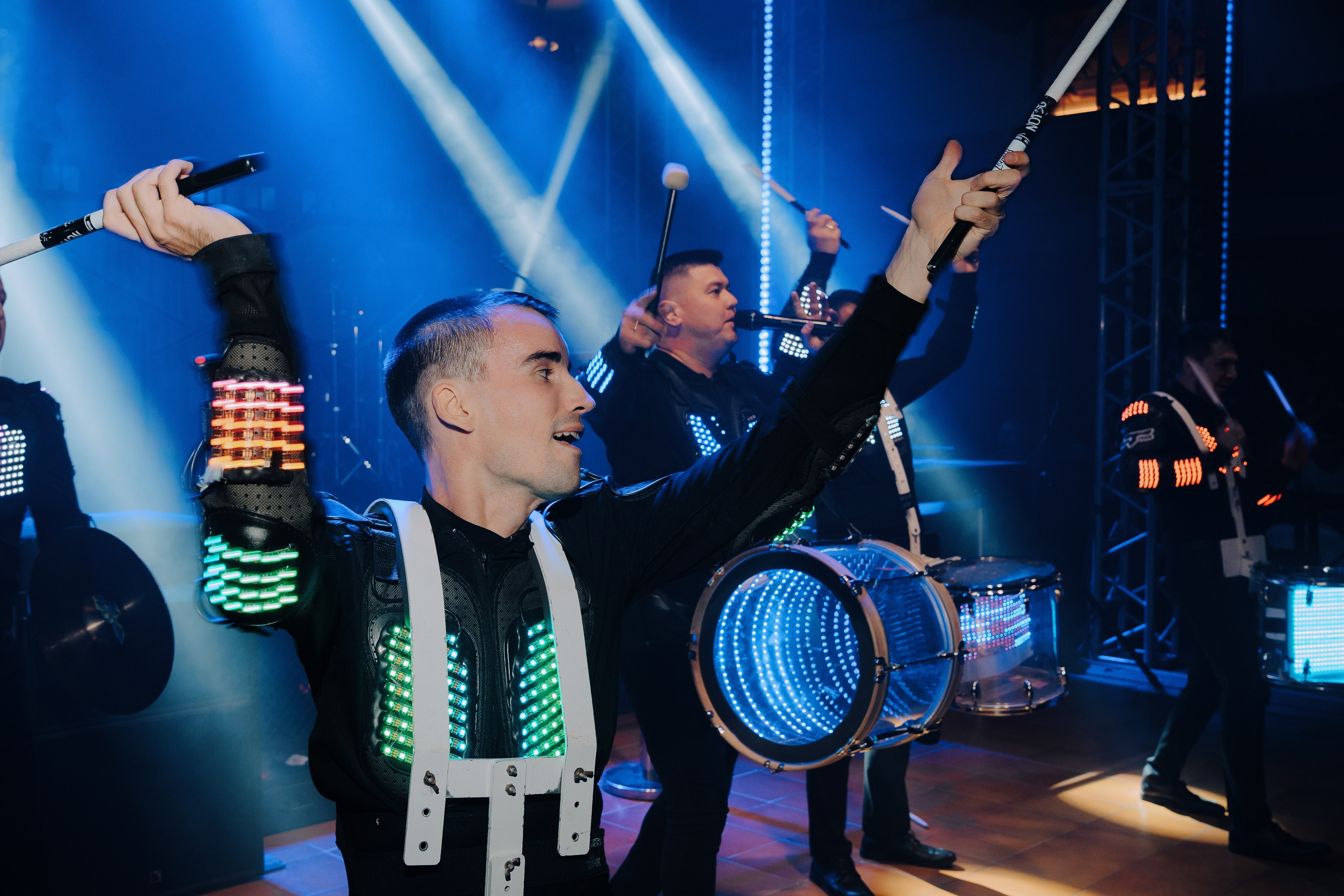 20 ЛЕТ МЕГАПОЛИС ЧЕЛЯБИНСК ХЕДЛАЙНЕР ЕЛКА. Репортажный фотограф Зуев Роман г. Челябинск