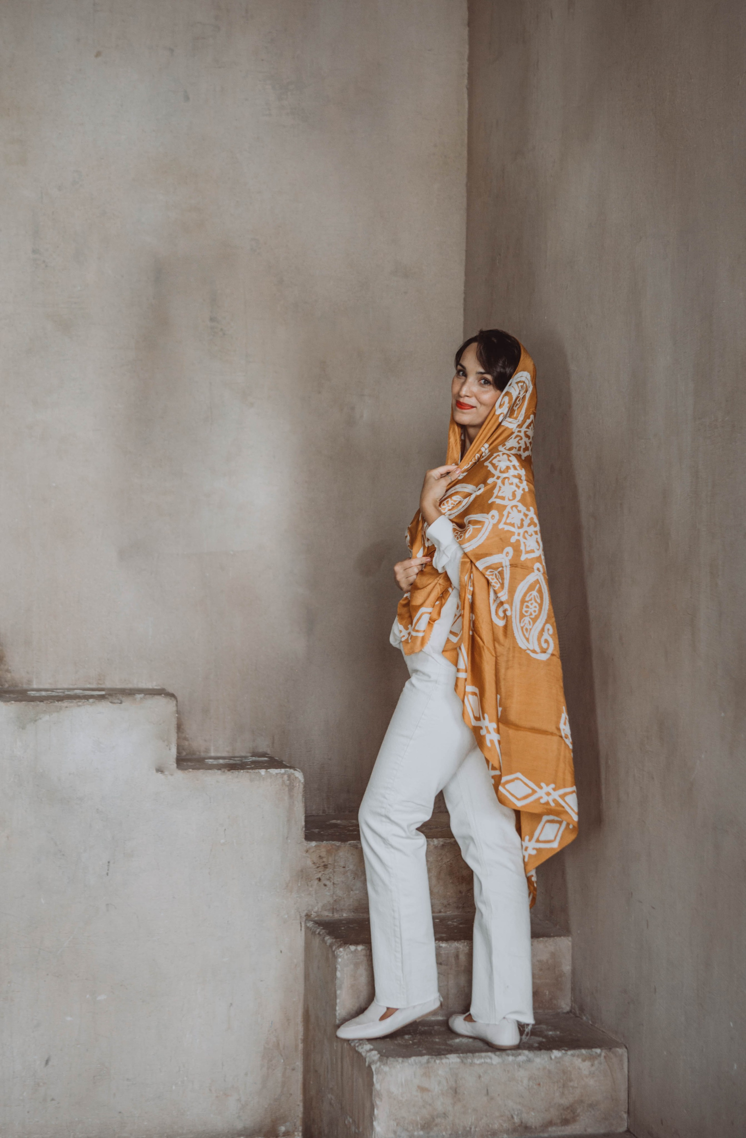 Кенуль. Хозяйка магазина «Азерсилк». Платки из натурального шелка. Портретный женский фотограф в Москве Наталия Глазова