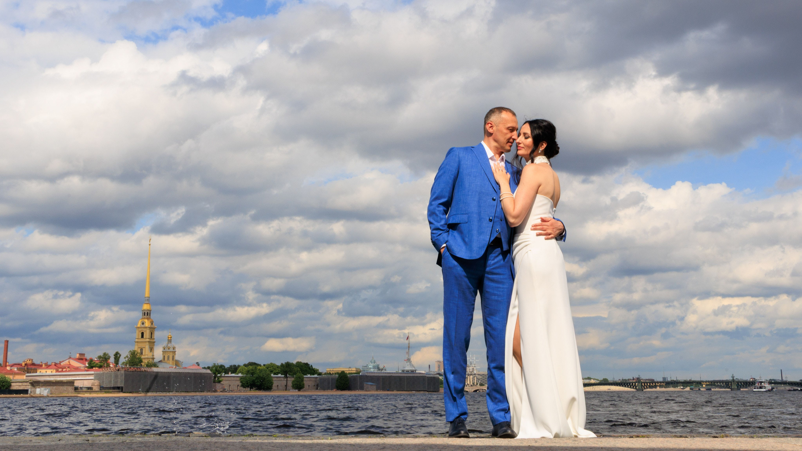 Романтическая свадебная фотография на Стрелке Васильевского острова.