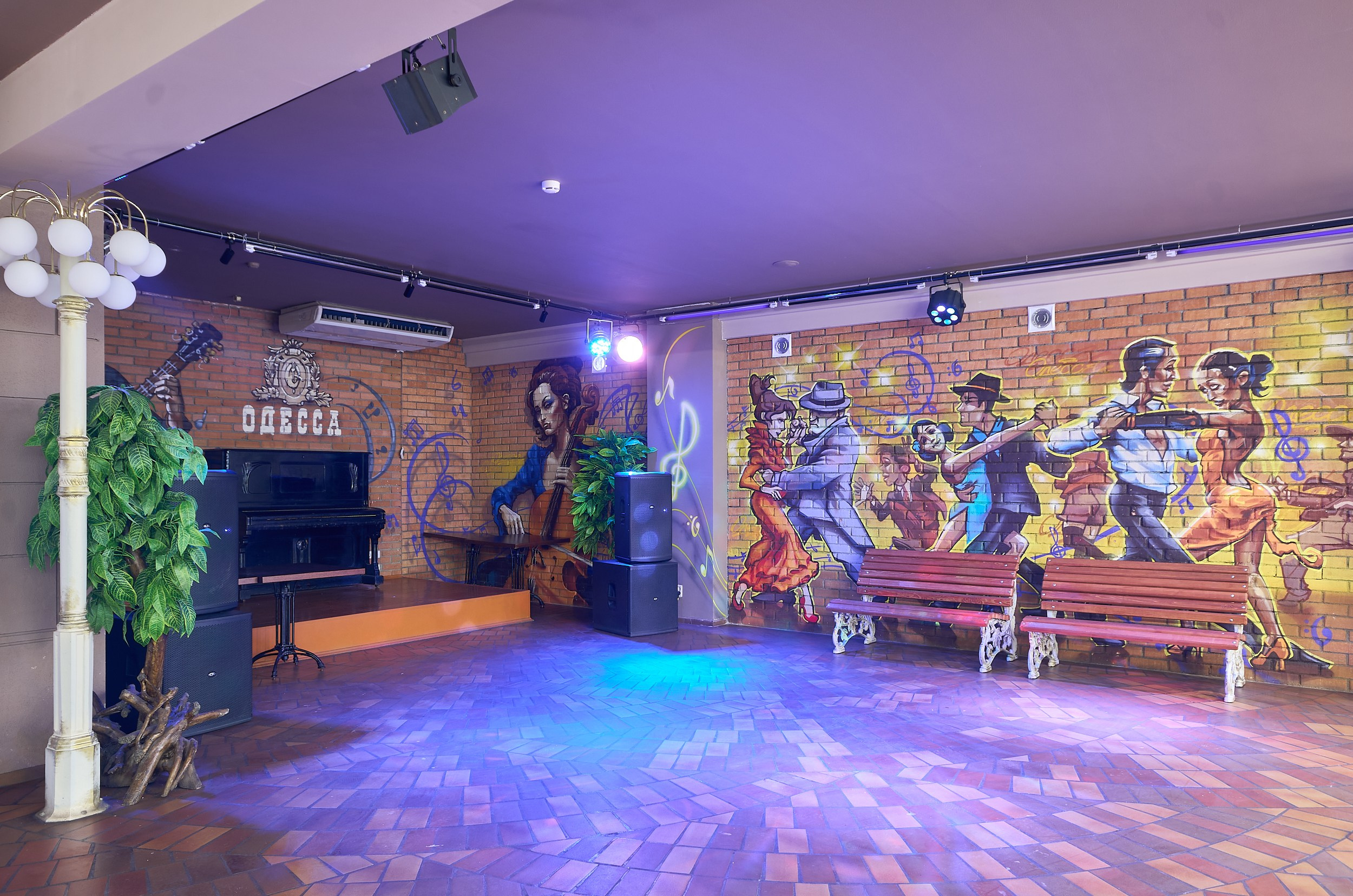 Интерьерная фотосъемка ресторана «Одесса». Абросимов Лев интерьерный и архитектурный фотограф